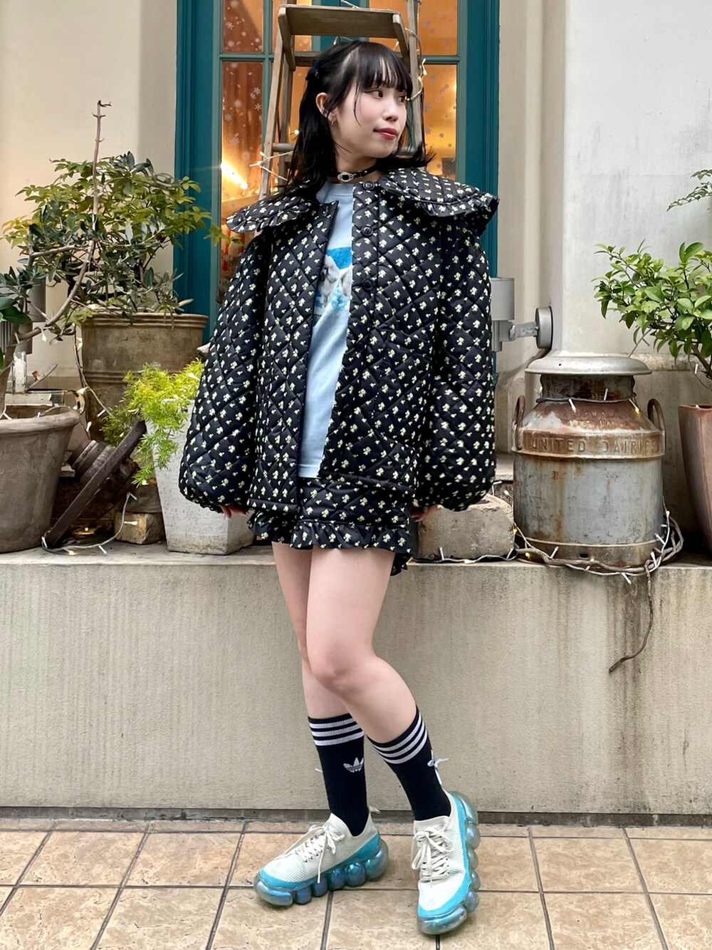 「Candy Stripper、adidas、キルティングジャケット、ショートパンツ、フラワープリント、セットアップ、ロンT、ガーリー、冬アウター、休日スタイル」｜「Candy StripperのTINY ROSE QUILTING ジャケット（ダウンジャケット/コート、ブラック系）」を使った、CandyStripper_hotoriさん（レディース・160cm）の冬コーディネートの2枚目の写真
