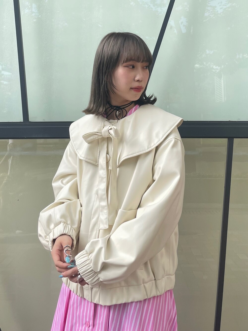 「Candy Stripper、ジャケット、フェイクレザー、ワンピース、パフスリーブ、Aライン、ストライプ、ブーツ、レイヤードスタイル、ガーリー」｜「Candy StripperのMAKE MY DAY ジャケット（ライダースジャケット、ホワイト系）」を使った、CandyStripper_hotoriさん（レディース・160cm）の秋コーディネートの4枚目の写真