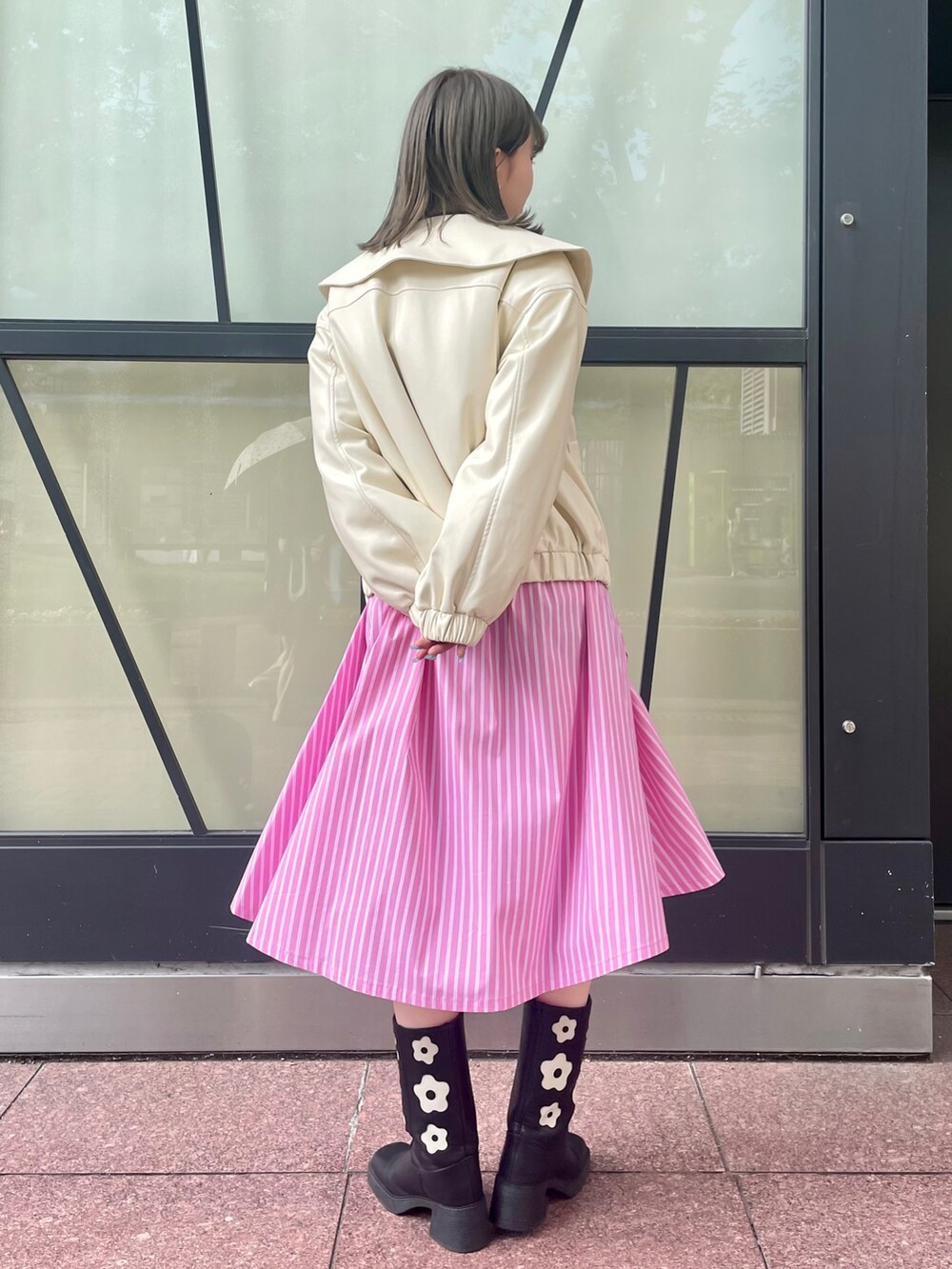 「Candy Stripper、ジャケット、フェイクレザー、ワンピース、パフスリーブ、Aライン、ストライプ、ブーツ、レイヤードスタイル、ガーリー」｜「Candy StripperのMAKE MY DAY ジャケット（ライダースジャケット、ホワイト系）」を使った、CandyStripper_hotoriさん（レディース・160cm）の秋コーディネートの3枚目の写真