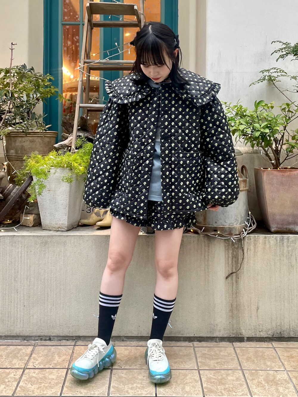 「Candy Stripper、adidas、キルティングジャケット、ショートパンツ、フラワープリント、セットアップ、ロンT、ガーリー、冬アウター、休日スタイル」｜「Candy StripperのTINY ROSE QUILTING ジャケット（ダウンジャケット/コート、ブラック系）」を使った、CandyStripper_hotoriさん（レディース・160cm）の冬コーディネートの3枚目の写真