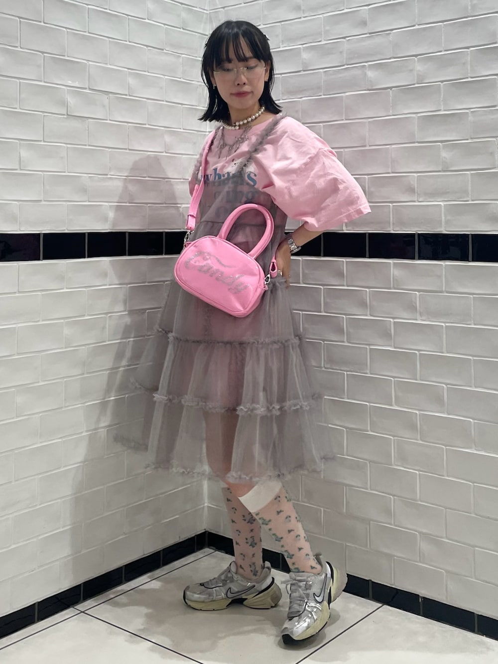「Candy Stripper、NIKE、Tシャツ、ビッグシルエット、キャミワンピ、チュール、オーガンジー、ミニボストンバッグ、レイヤードスタイル、ガーリー、夏だ！Tシャツ着よう！」｜「Candy StripperのCND CLUB BIG Tシャツ（Tシャツ/カットソー、ピンク系）」を使った、CandyStripper_hotoriさん（レディース・160cm）の夏コーディネートの2枚目の写真