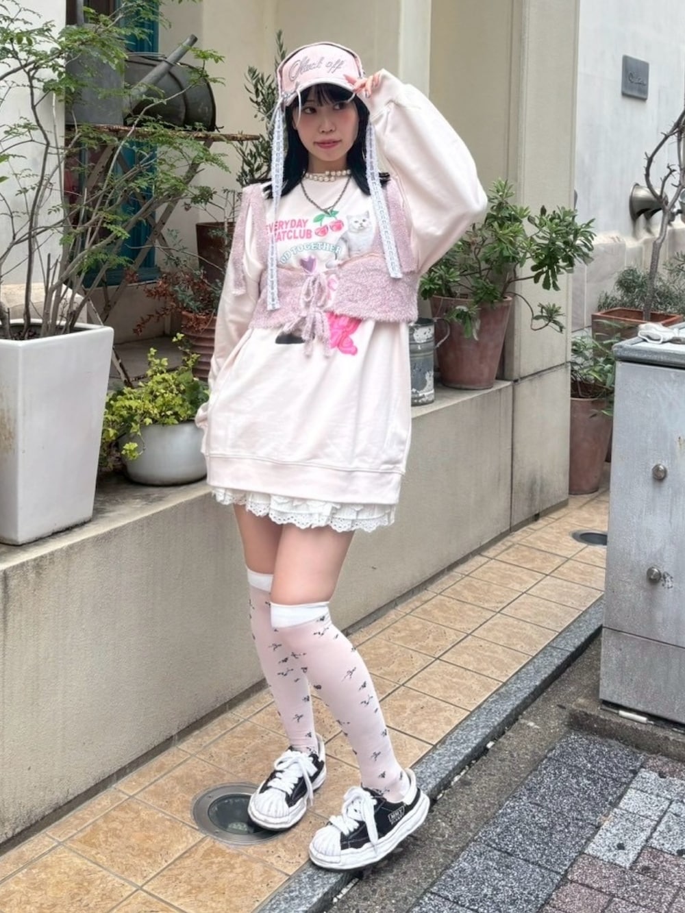 ホワイト系のスカート、ピンク系のその他トップス、ピンク系のスウェットを着用したレディースの秋コーディネートの2枚目の写真