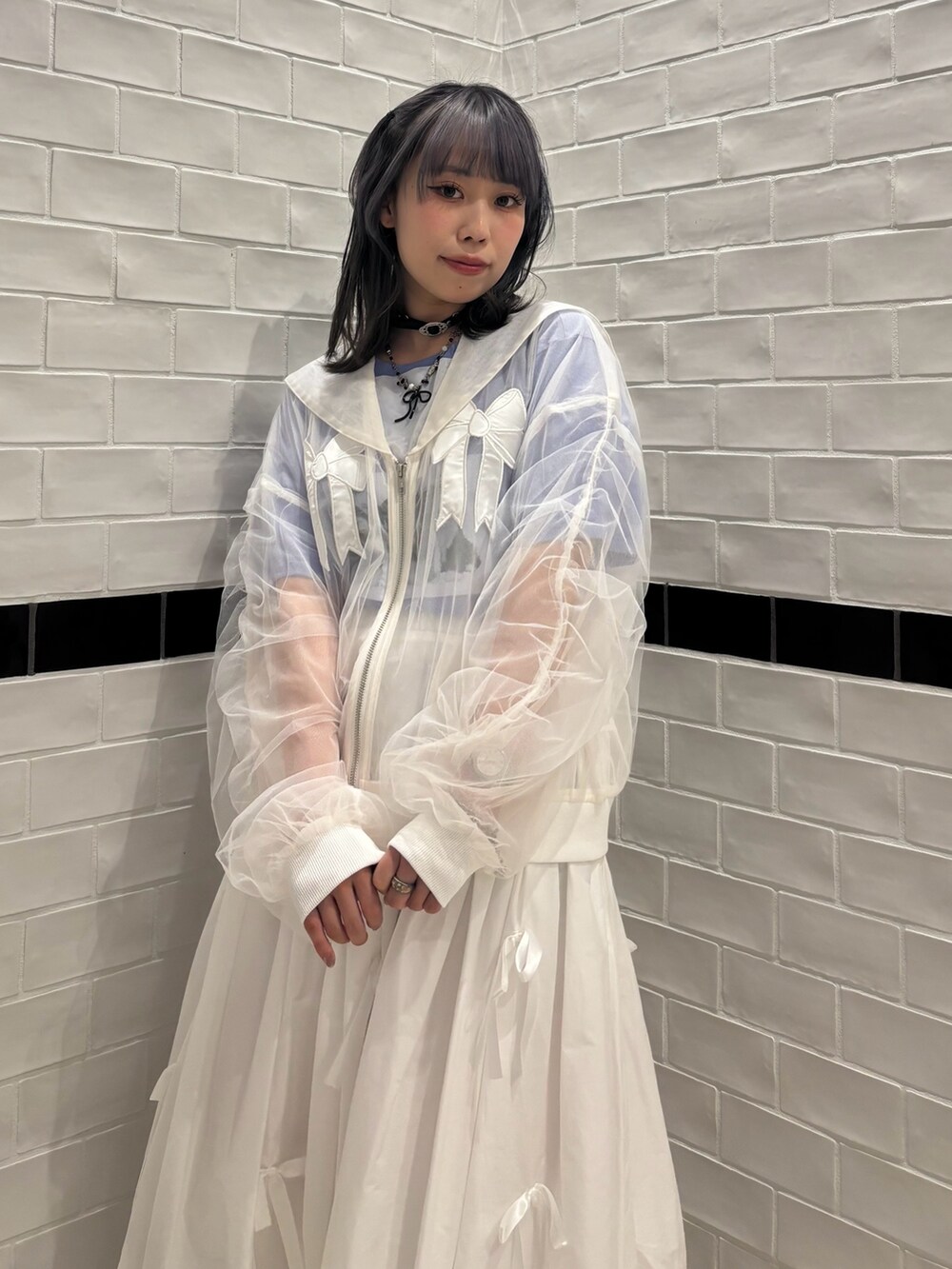 「Candy Stripper、スニーカー、ブルゾン、シアー、セーラーカラー、リボン、チュール、Tシャツ、スカート、バルーン、春色、ホワイト、春コーデ、ガーリー、休日スタイル」｜「Candy StripperのTULLE SHEER SAILOR ブラウス（ブルゾン、ホワイト系）」を使った、CandyStripper_hotoriさん（レディース・160cm）の春コーディネートの4枚目の写真