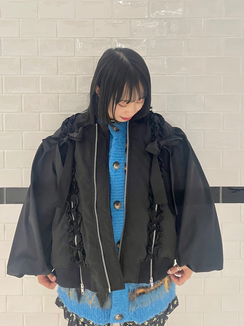 「Candy Stripper、ローファー、ハイソックス、MA-1、フリル、リボン、キルティング、ショートパンツ、カーディガン、ストリート」｜「Candy StripperのPRECOCIOUS RIBBON MA-1（MA-1、ブラック系）」を使った、CandyStripper_hotoriさん（レディース・160cm）の冬コーディネートの3枚目の写真