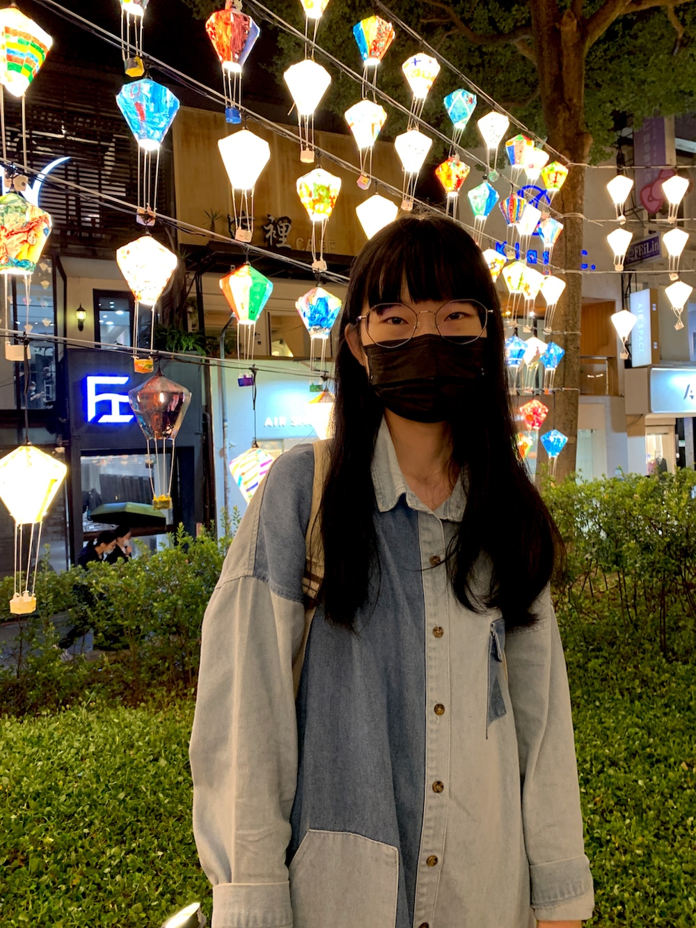 ブルー系のシャツワンピースを着用したレディースの夏コーディネートの2枚目の写真