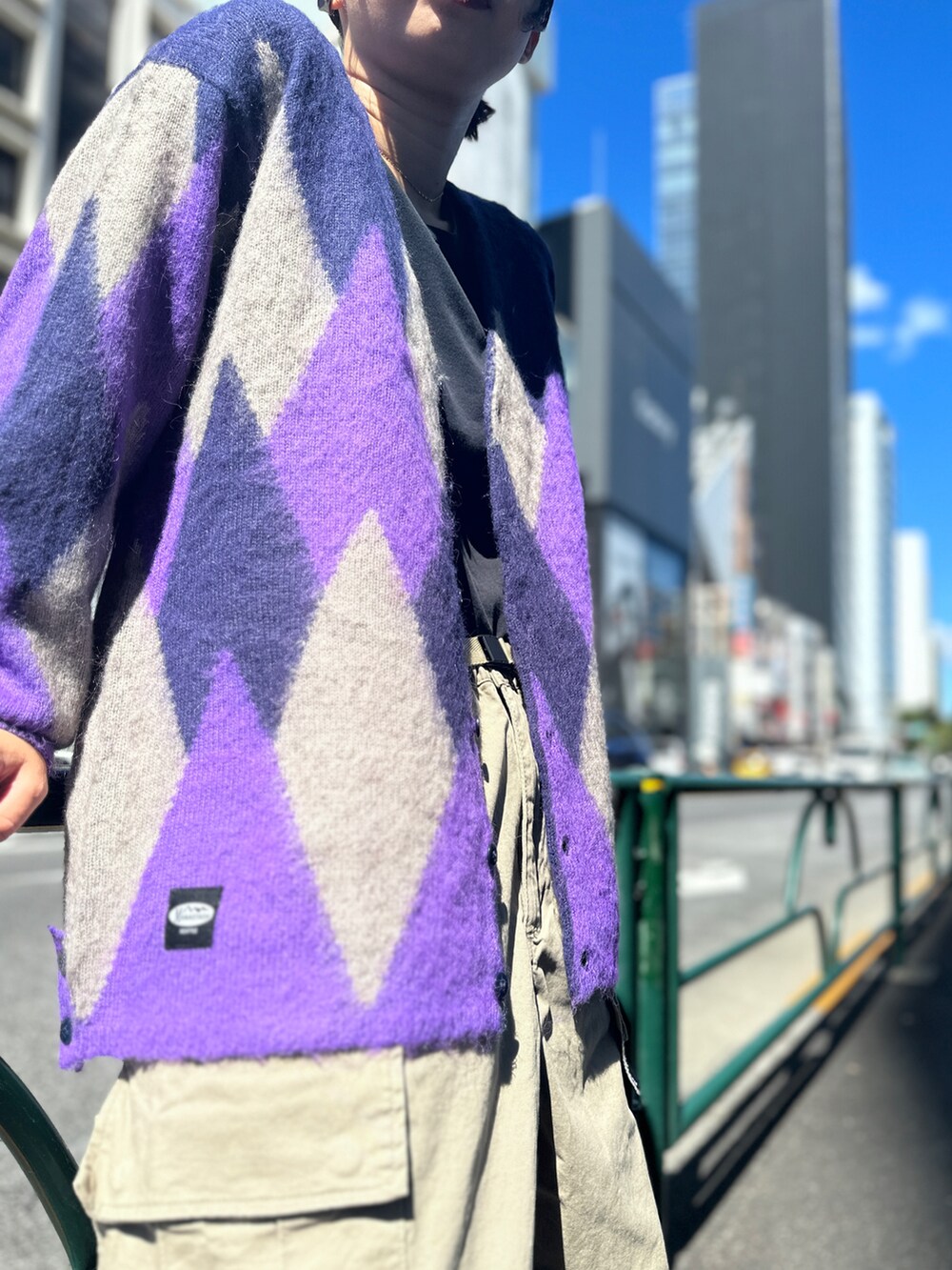 「カーディガン、ニット、カーゴパンツ、初秋コーデ、秋のコーデ、オトナカジュアル、大人コーデ、アウトドアスタイル、ストリート、MANASTASH」｜「MANASTASHのMANASTASH/マナスタッシュ/ABERDEEN KURTIGAN ARGYLE/アバディーンアーガイルカーディガン（カーディガン/ボレロ、レッド系）」を使った、コト星さん（レディース・156cm）の秋コーディネートの2枚目の写真