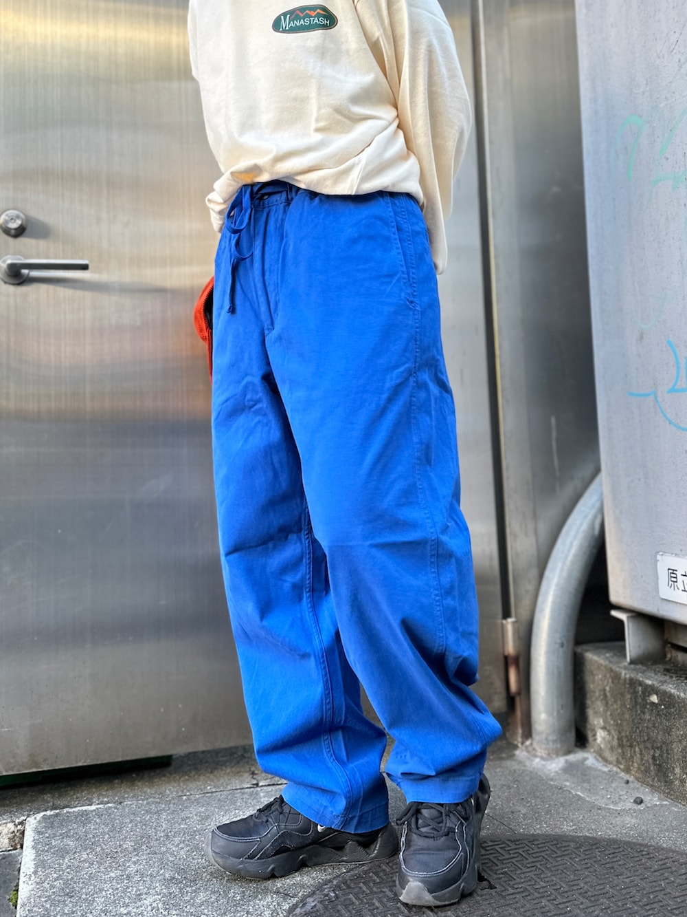 「大人カジュアル、ストリート、アウトドアスタイル、秋コーデ、パンツコーデ、カラーパンツ、ブルー、キャップ、MANASTASH」｜「MANASTASHのMANASTASH/マナスタッシュ　CHILLIMESH L/S TEE ORIGINAL LOGO チリメッシュロングスリーブティーオリジナルロゴ 7113100（Tシャツ/カットソー、ホワイト系）」を使った、コト星さん（レディース・156cm）の秋コーディネートの3枚目の写真