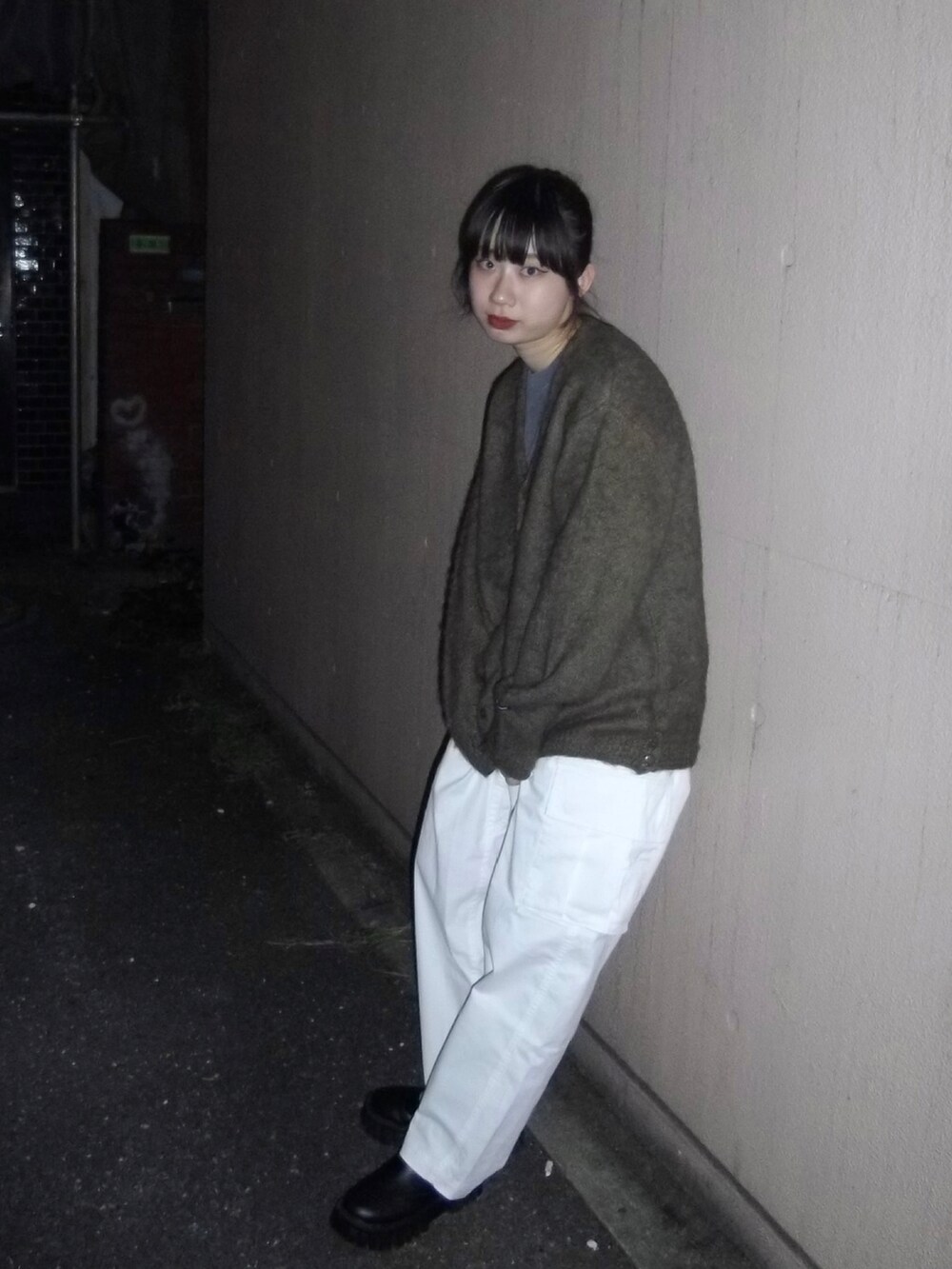 「秋コーデ、シンプルコーデ、大人カジュアル、パンツコーデ、カーディガン、カーゴパンツ、アウトドアスタイル、ストリート、MANASTASH」｜「MANASTASHのMANASTASH/マナスタッシュ/ABERDEEN KURTIGAN/アバディーンカーディガン（カーディガン/ボレロ、ブラウン系）」を使った、コト星さん（レディース・156cm）の秋コーディネートの2枚目の写真
