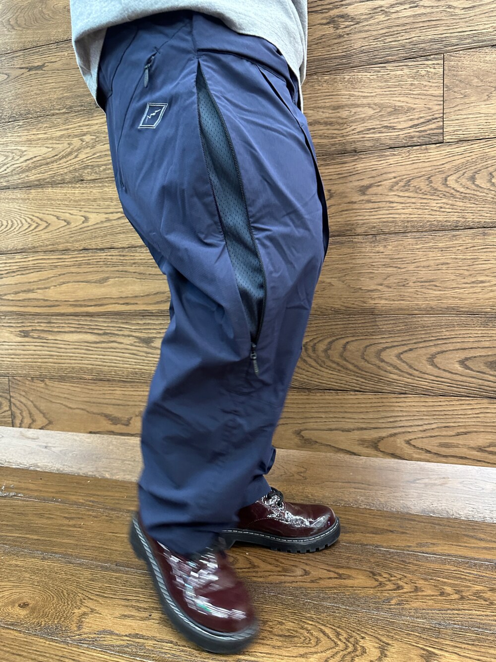 「休日コーデ、MANASTASH、カジュアルコーデ、ラフ、ootd、メンズライク、シンプル、ロゴT」｜「MANASTASHのMANASTASH/マナスタッシュ/EXTRA MILE VENTILATION PANTS（その他パンツ、ブルー系）」を使った、コト星さん（レディース・156cm）の秋コーディネートの3枚目の写真