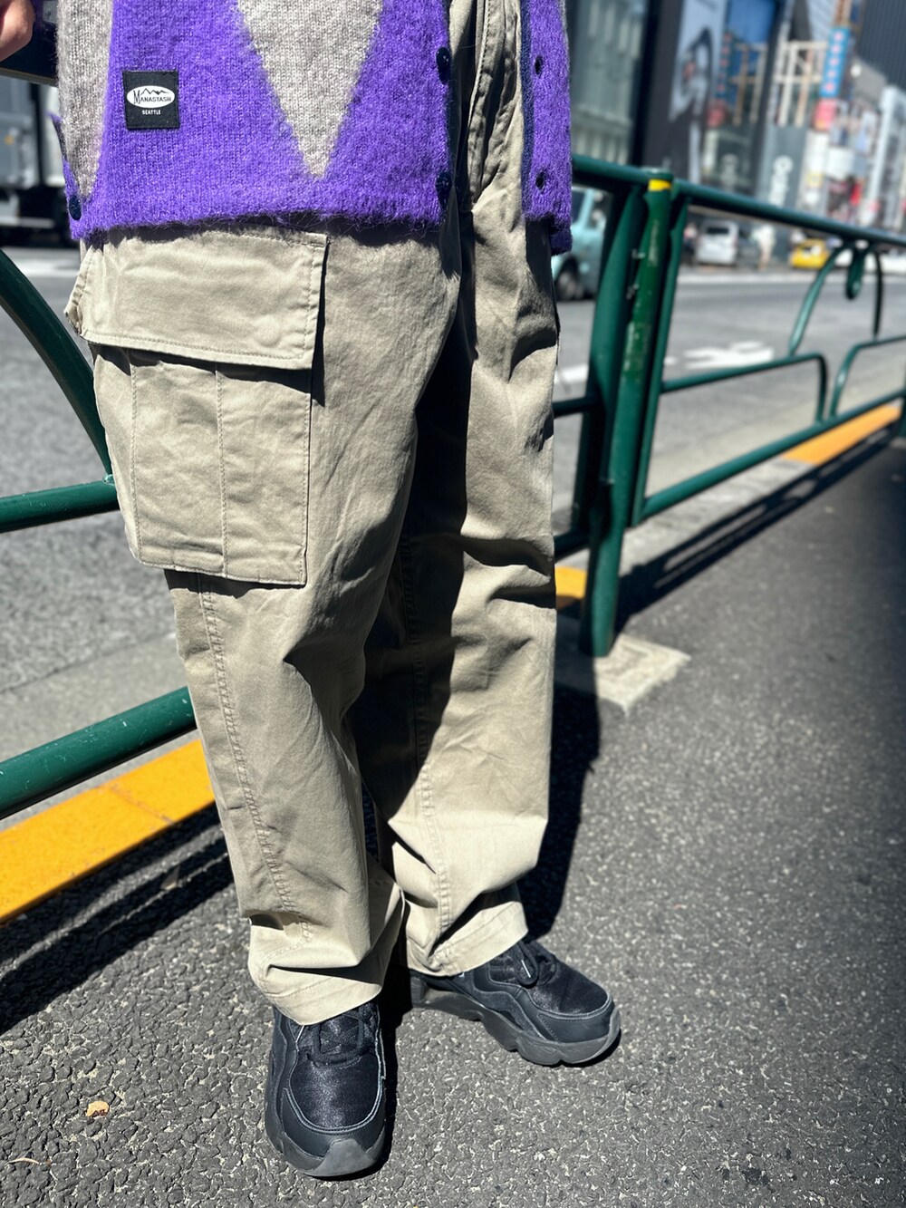 「カーディガン、ニット、カーゴパンツ、初秋コーデ、秋のコーデ、オトナカジュアル、大人コーデ、アウトドアスタイル、ストリート、MANASTASH」｜「MANASTASHのMANASTASH/マナスタッシュ/ABERDEEN KURTIGAN ARGYLE/アバディーンアーガイルカーディガン（カーディガン/ボレロ、レッド系）」を使った、コト星さん（レディース・156cm）の秋コーディネートの3枚目の写真