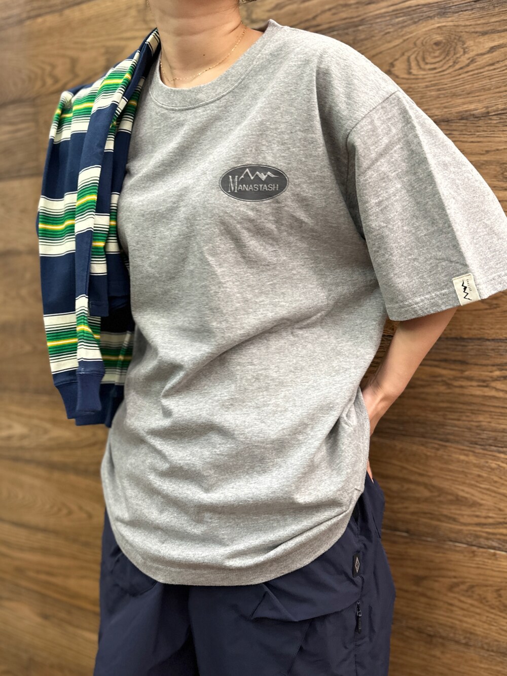 「休日コーデ、MANASTASH、カジュアルコーデ、ラフ、ootd、メンズライク、シンプル、ロゴT」｜「MANASTASHのMANASTASH/マナスタッシュ/EXTRA MILE VENTILATION PANTS（その他パンツ、ブルー系）」を使った、コト星さん（レディース・156cm）の秋コーディネートの2枚目の写真