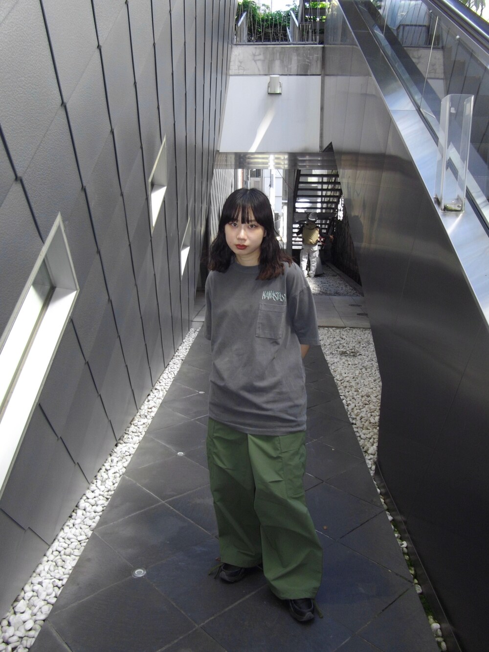 「大人カジュアル、秋コーデ、シンプルコーデ、パンツコーデ、オーバーサイズ、カーゴパンツ、VIRGIL NORMAL、MANASTASH」｜「MANASTASHのMANASTASH/マナスタッシュ/MANATROOPER PANTS/マナトゥルーパーパンツ（カーゴパンツ、グリーン系）」を使った、コト星さん（レディース・156cm）の秋コーディネートの3枚目の写真