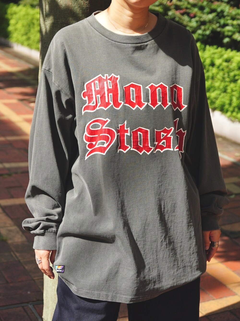 「秋のコーデ、SUBU、楽チンコーデ、ストリート、MANASTASH」｜「MANASTASHのMANASTASH/マナスタッシュ/PUMICE L/S TEE OLD ENGLISH（Tシャツ/カットソー、ブラック系）」を使った、コト星さん（レディース・156cm）の秋コーディネートの2枚目の写真