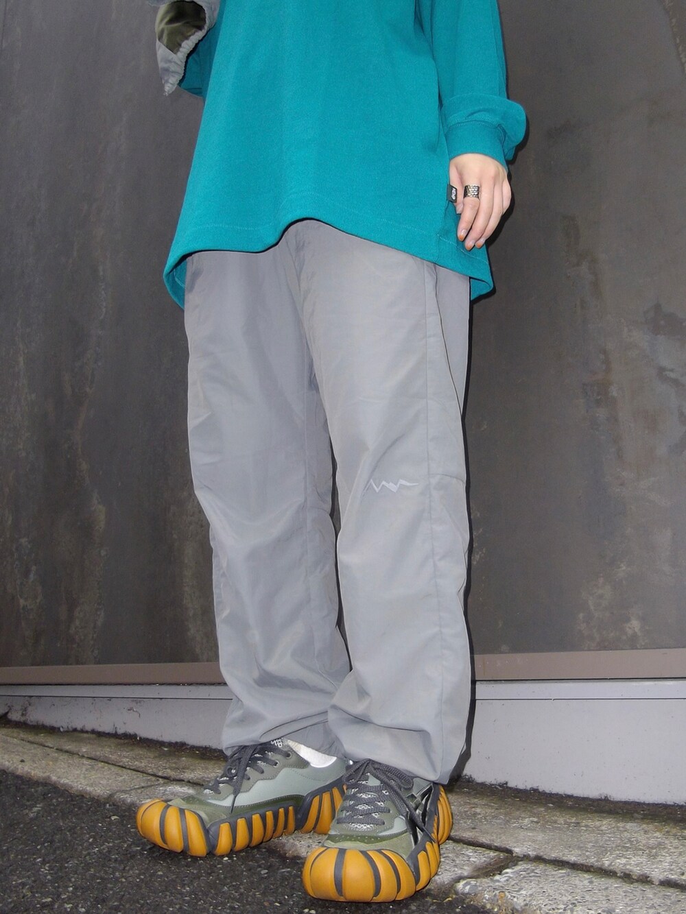 「秋服まるっと大公開、セットアップ、ロンT、カットソー、トラックパンツ、トラックジャケット、ストリート、アウトドアスタイル、MANASTASH」｜「MANASTASHのMANASTASH/マナスタッシュ/ HEMP L/S TEE HEMP TOUR  /ヘンプロングスリーブTシャツ ヘンプツアー（Tシャツ/カットソー、グリーン系）」を使った、コト星さん（レディース・156cm）の秋コーディネートの5枚目の写真