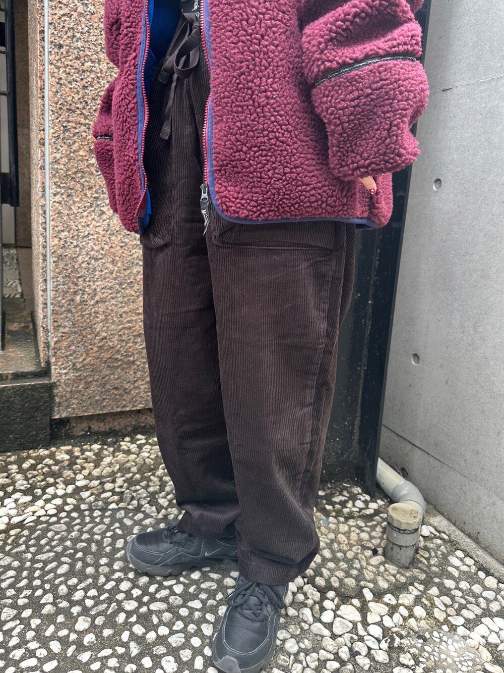 「コーデュロイ、アウトドアスタイル、コーデュロイパンツ、MANASTASH、ボアジャケット」｜「MANASTASHのMANASTASH/MT. GORILLA JACKET '23/ゴリラジャケット（ブルゾン、レッド系）」を使った、コト星さん（レディース・156cm）の秋コーディネートの3枚目の写真