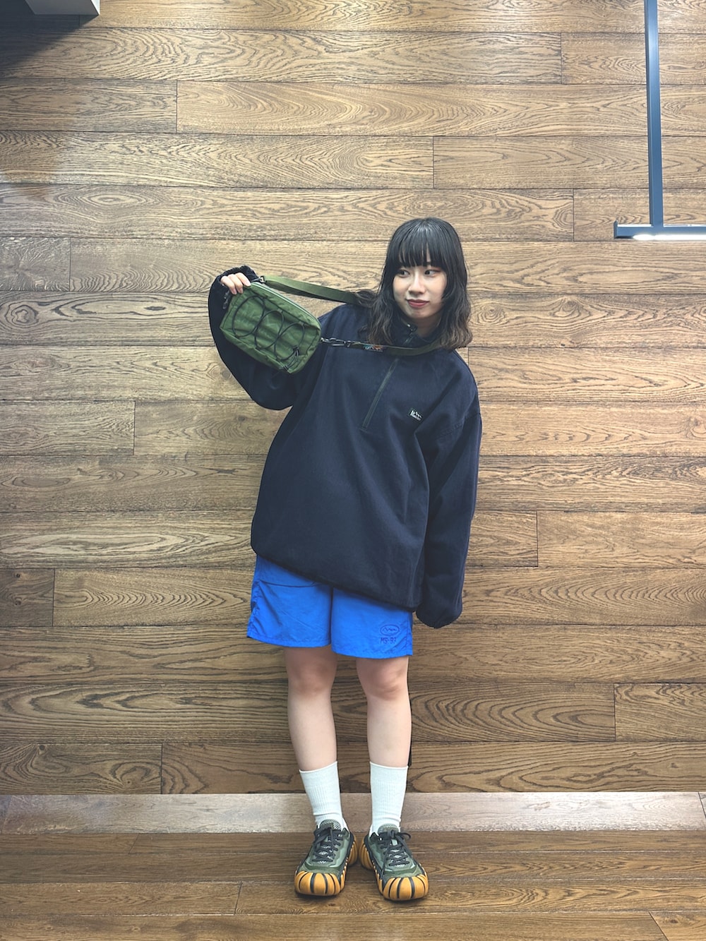 「アウトドアスタイル、キャンプ、休日スタイル、夏、秋先取りコーデ、ootd、カジュアル、メンズライク、ハーフパンツ」｜「MANASTASHのアイテム（その他トップス、ブルー系）」を使った、コト星さん（レディース・156cm）の夏コーディネートの2枚目の写真