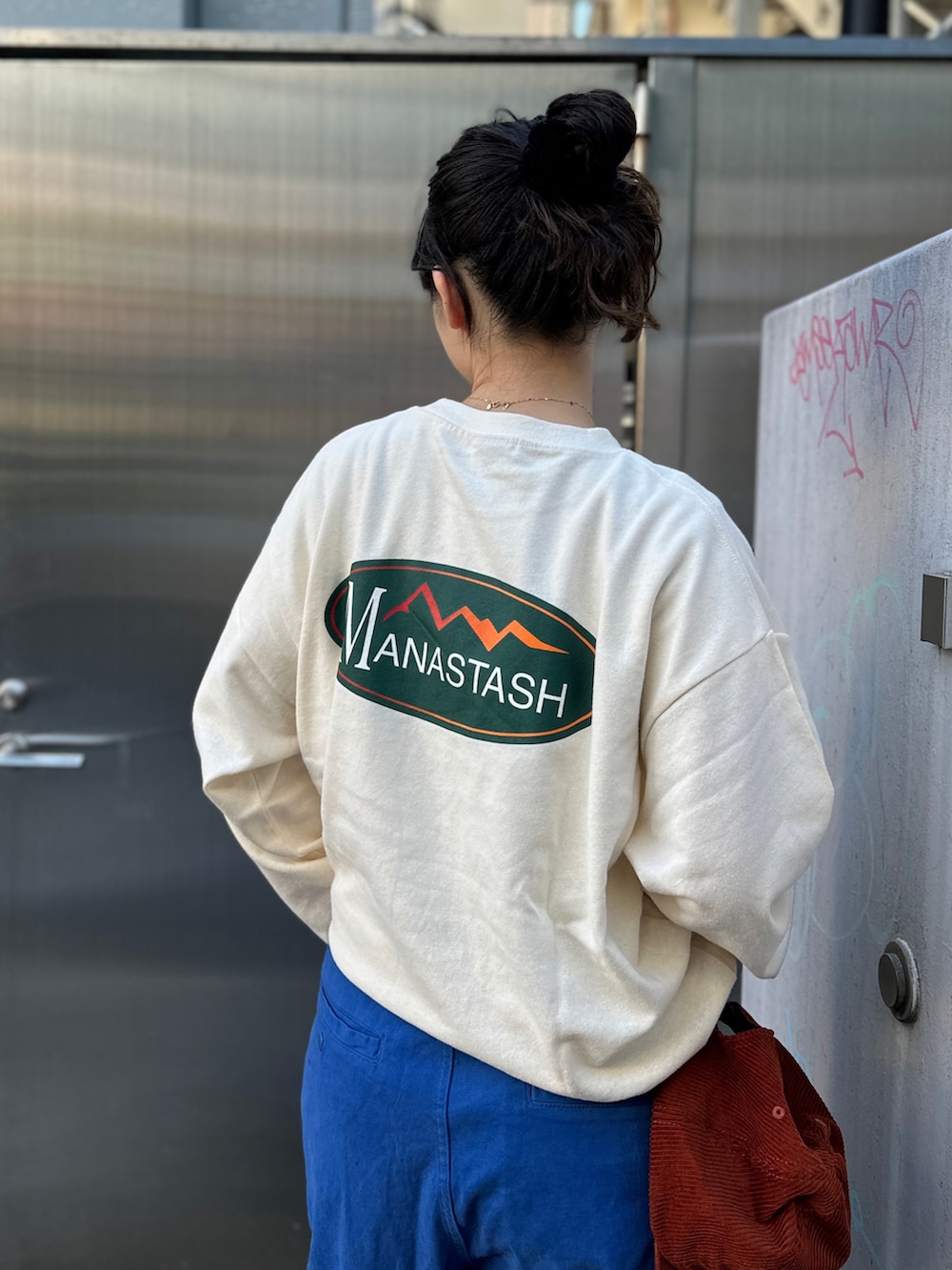 「大人カジュアル、ストリート、アウトドアスタイル、秋コーデ、パンツコーデ、カラーパンツ、ブルー、キャップ、MANASTASH」｜「MANASTASHのMANASTASH/マナスタッシュ　CHILLIMESH L/S TEE ORIGINAL LOGO チリメッシュロングスリーブティーオリジナルロゴ 7113100（Tシャツ/カットソー、ホワイト系）」を使った、コト星さん（レディース・156cm）の秋コーディネートの2枚目の写真
