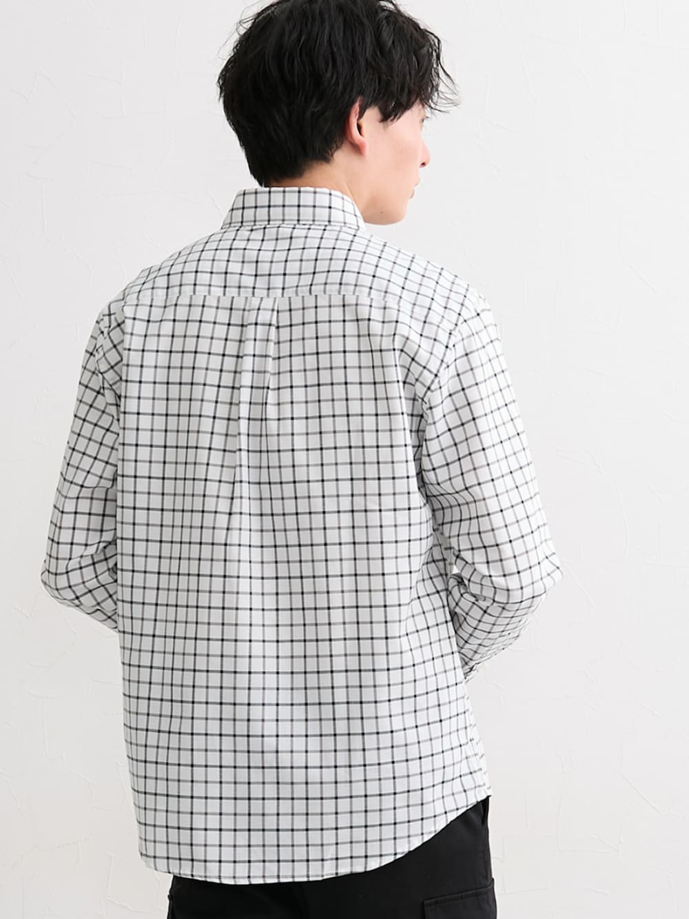 ブラック系のパンツ、ホワイト系のシャツ/ブラウスを着用したメンズの冬コーディネートの3枚目の写真