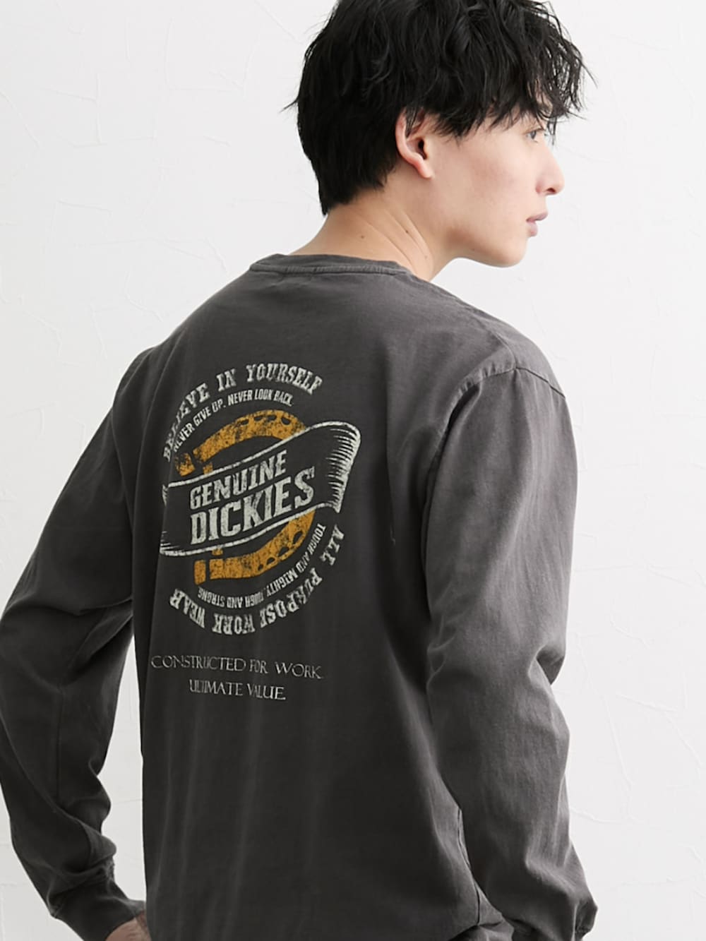 グリーン系のパンツ、ブラック系のTシャツ/カットソーを着用したメンズの冬コーディネートの2枚目の写真