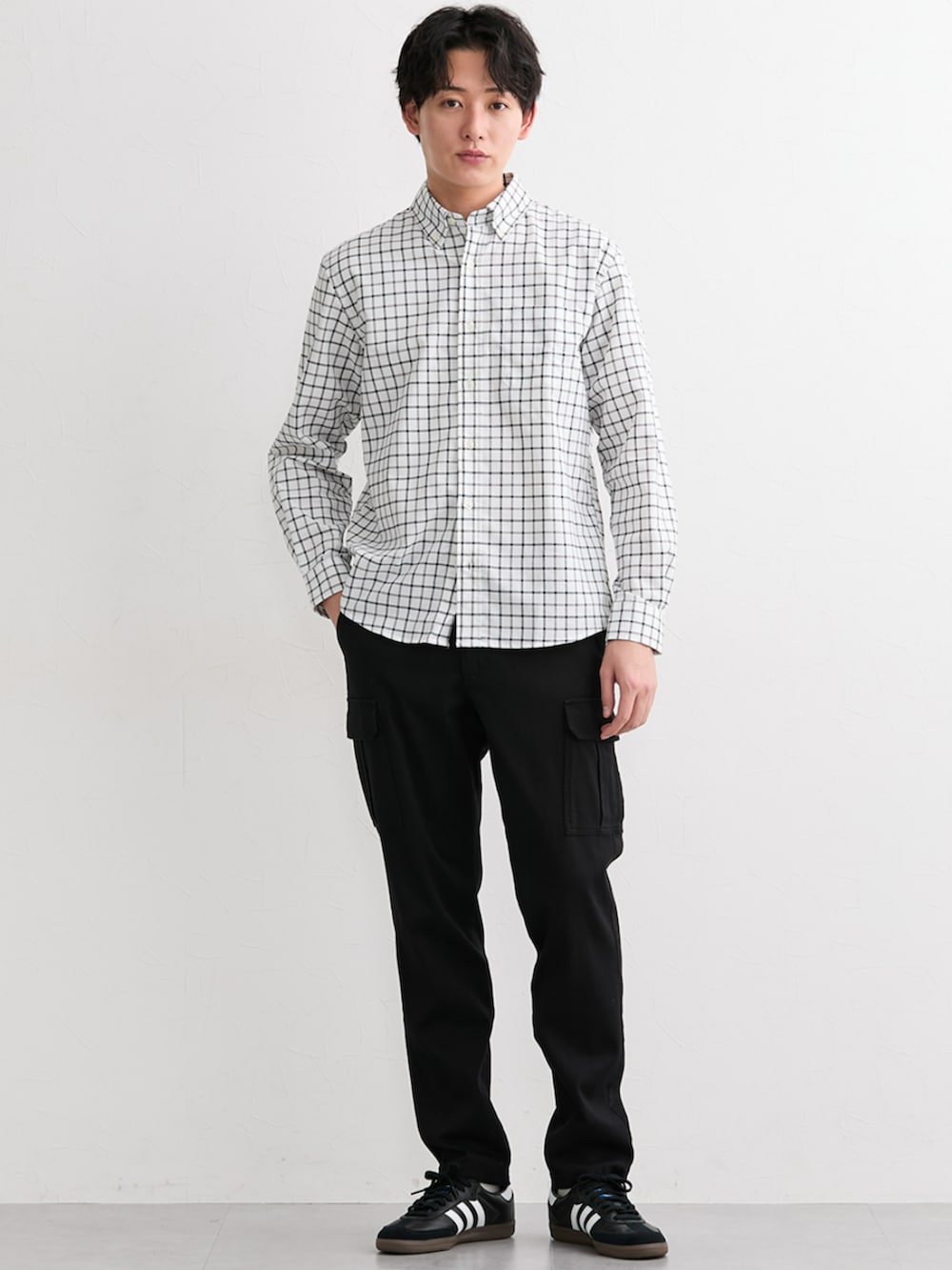 ブラック系のパンツ、ホワイト系のシャツ/ブラウスを着用したメンズの冬コーディネートの2枚目の写真