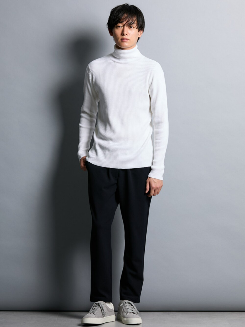 ブラック系のセットアップ、ホワイト系のニット/セーターを着用したメンズの秋コーディネートの2枚目の写真