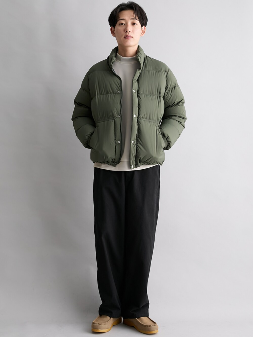 ブラック系のパンツ、ベージュ系のTシャツ/カットソー、グリーン系のジャケット/アウターを着用したメンズの秋コーディネートの3枚目の写真