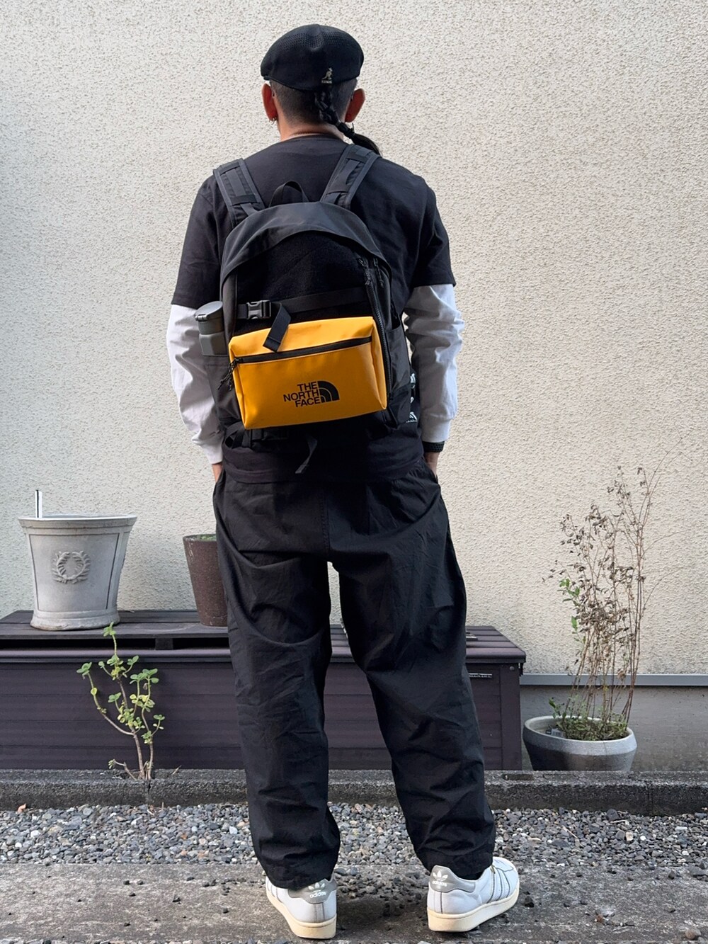 ブラック系のその他パンツ、ブラック系のハンチング/ベレー帽を着用したメンズの秋コーディネートの2枚目の写真