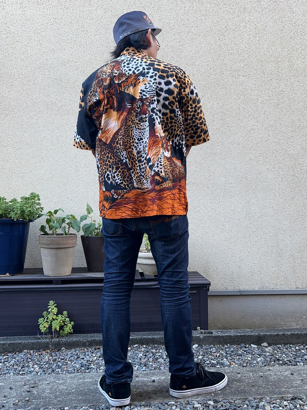 その他のシャツ/ブラウス、ブラック系のスニーカー、ホワイト系のTシャツ/カットソーを着用したメンズの夏コーディネートの2枚目の写真