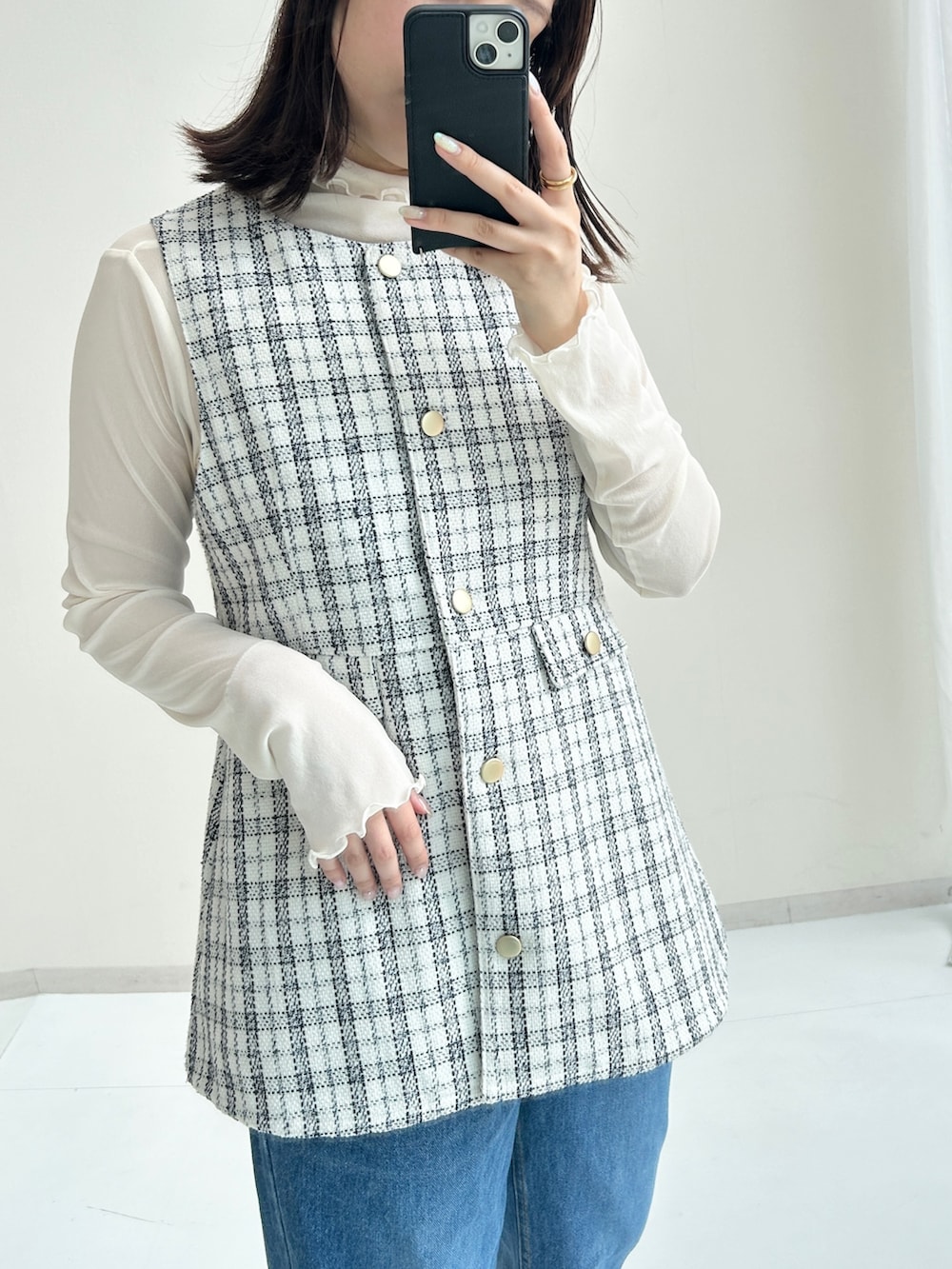 ホワイト系のその他アウター、ブルー系のデニムパンツを着用したレディースの夏コーディネートの2枚目の写真