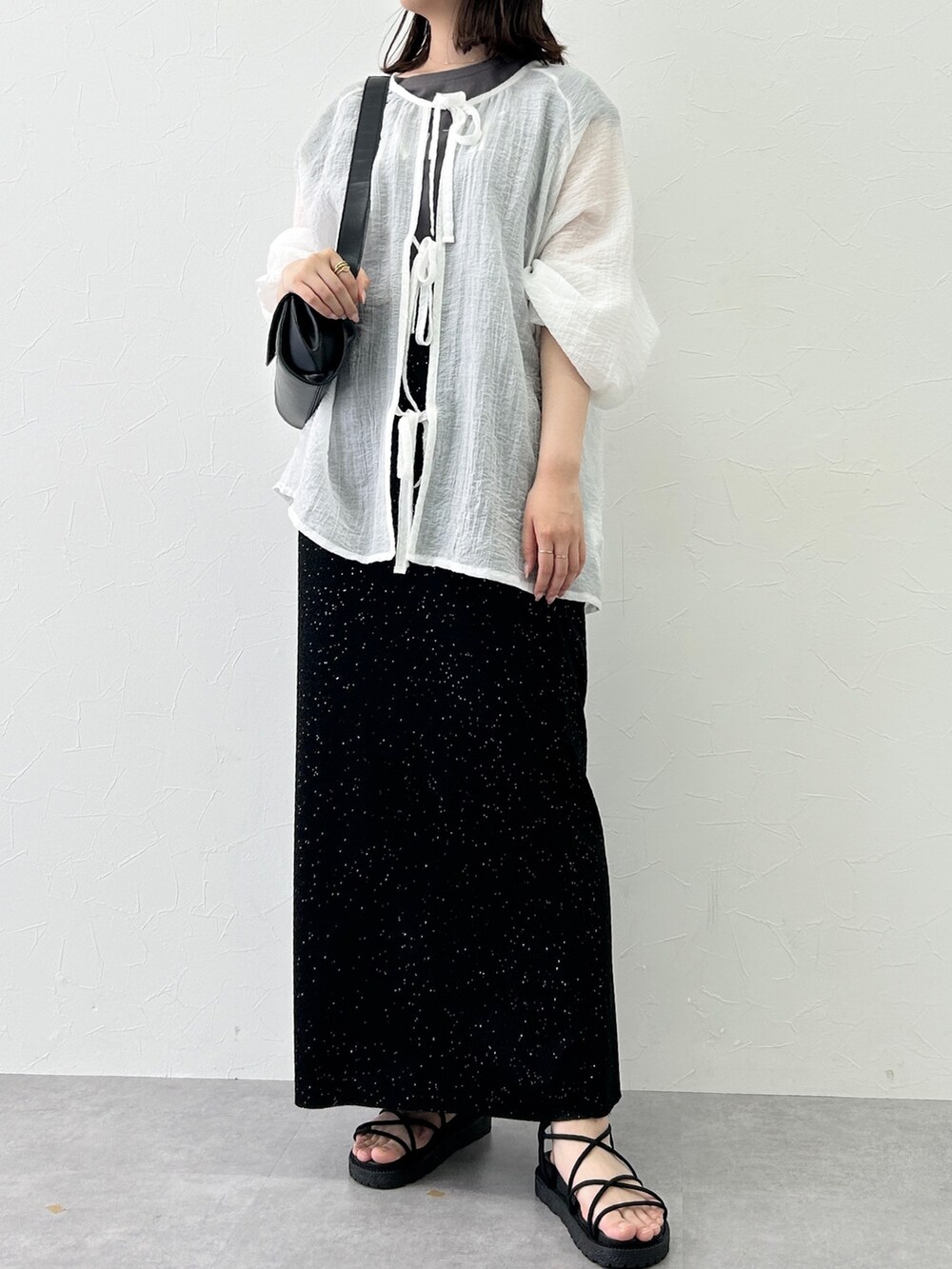 グレー系のTシャツ/カットソー、ホワイト系のシャツ/ブラウス、ブラック系のスカートを着用したレディースの夏コーディネートの2枚目の写真