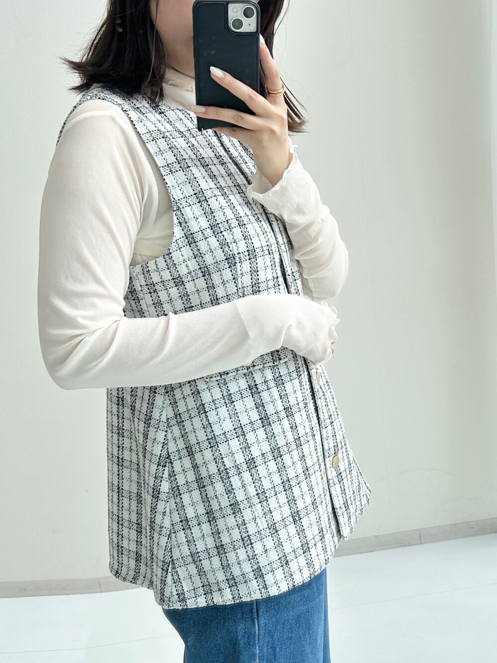 ホワイト系のその他アウター、ブルー系のデニムパンツを着用したレディースの夏コーディネートの3枚目の写真