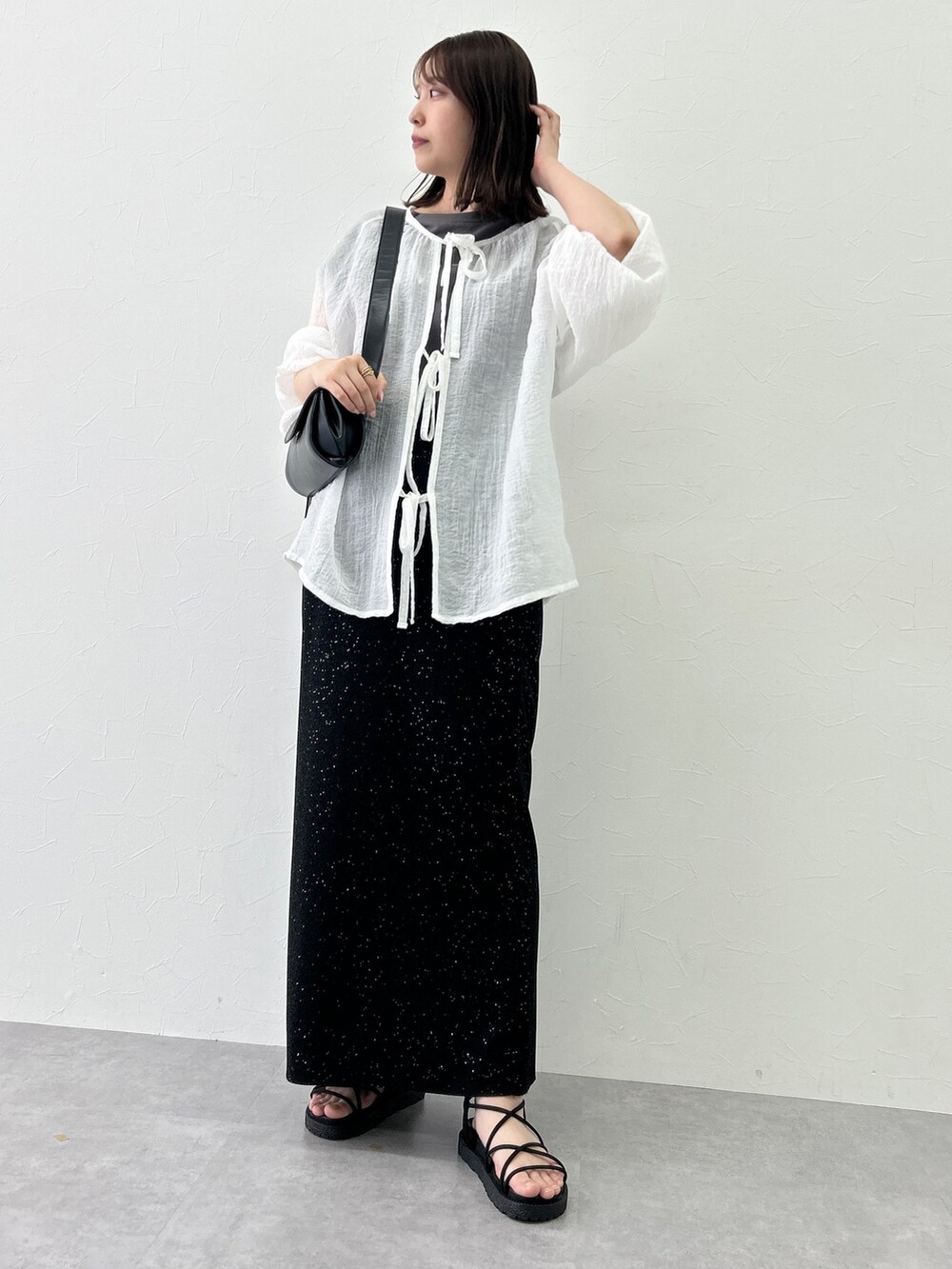 グレー系のTシャツ/カットソー、ホワイト系のシャツ/ブラウス、ブラック系のスカートを着用したレディースの夏コーディネートの3枚目の写真