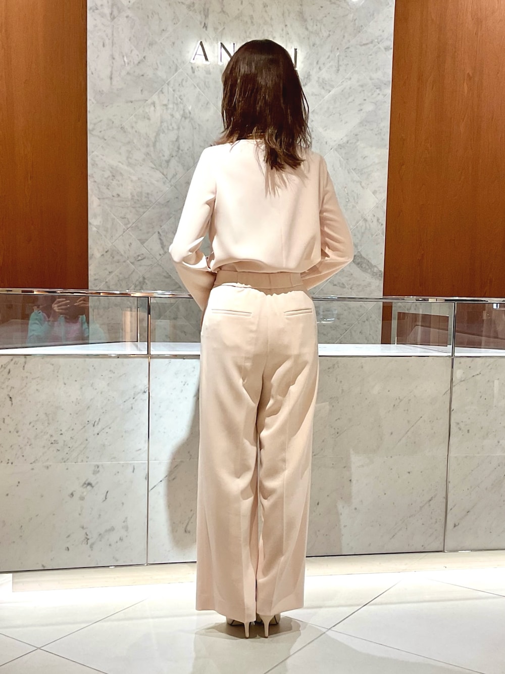 ベージュ系のシャツ/ブラウス、ベージュ系のその他パンツ、ブルー系のトートバッグを着用したレディースの冬コーディネートの5枚目の写真