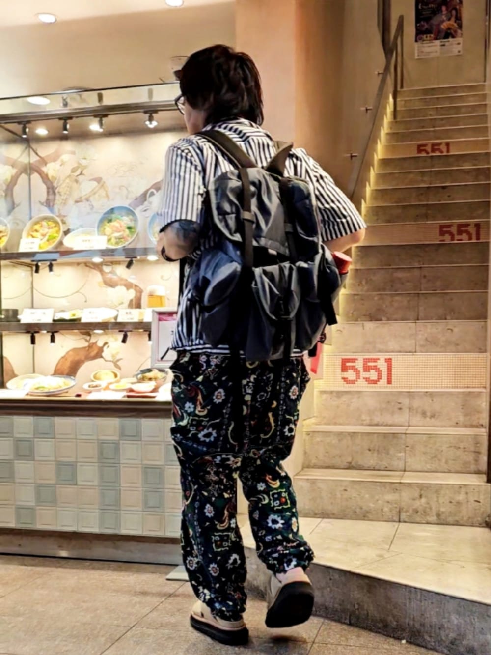 その他のデニムパンツ、ゴールド系のサンダルを着用したメンズの夏コーディネートの2枚目の写真