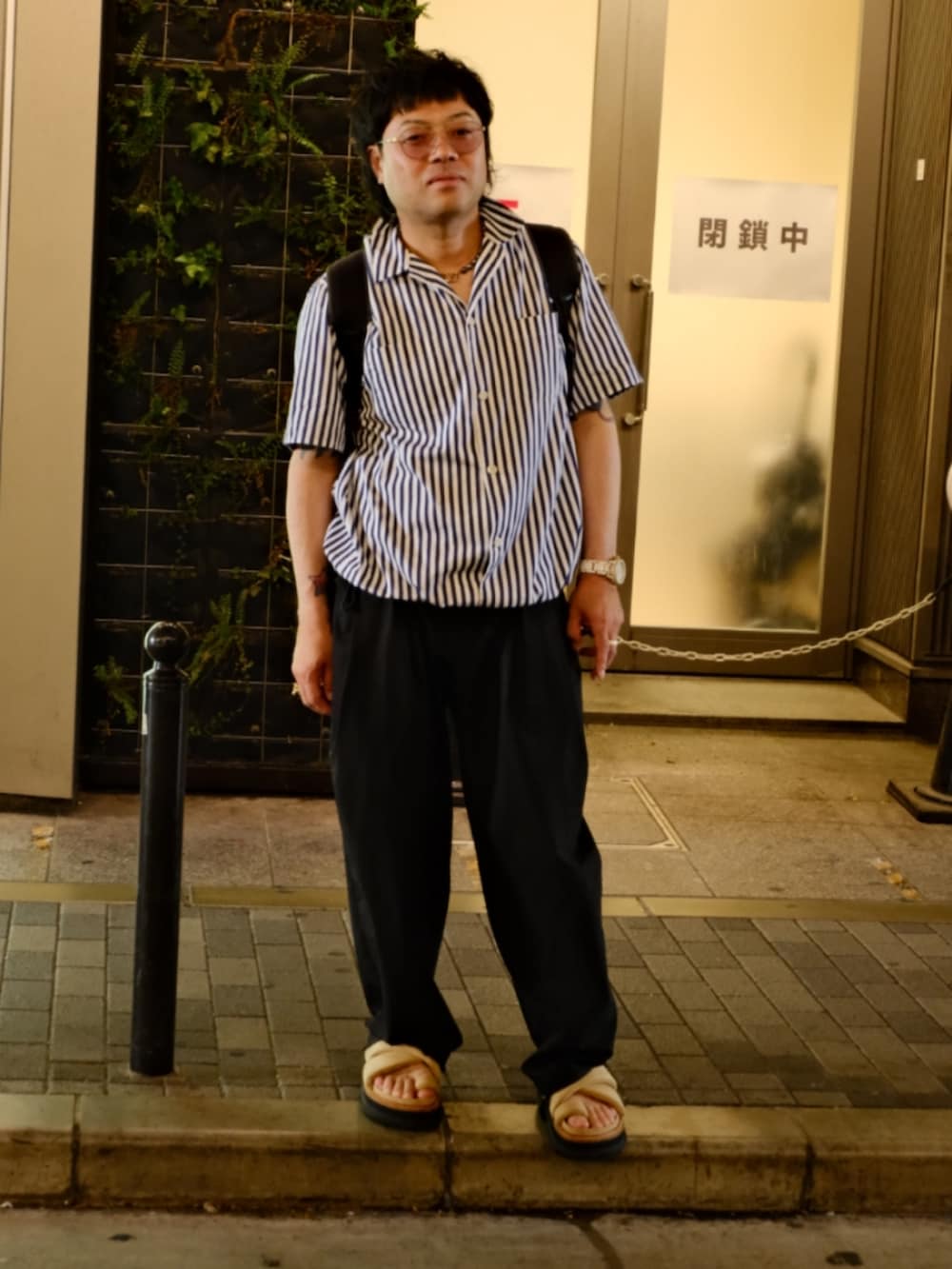 ホワイト系のシャツ/ブラウス、ブラック系のカーゴパンツ、ベージュ系のサンダルを着用したメンズの夏コーディネートの2枚目の写真