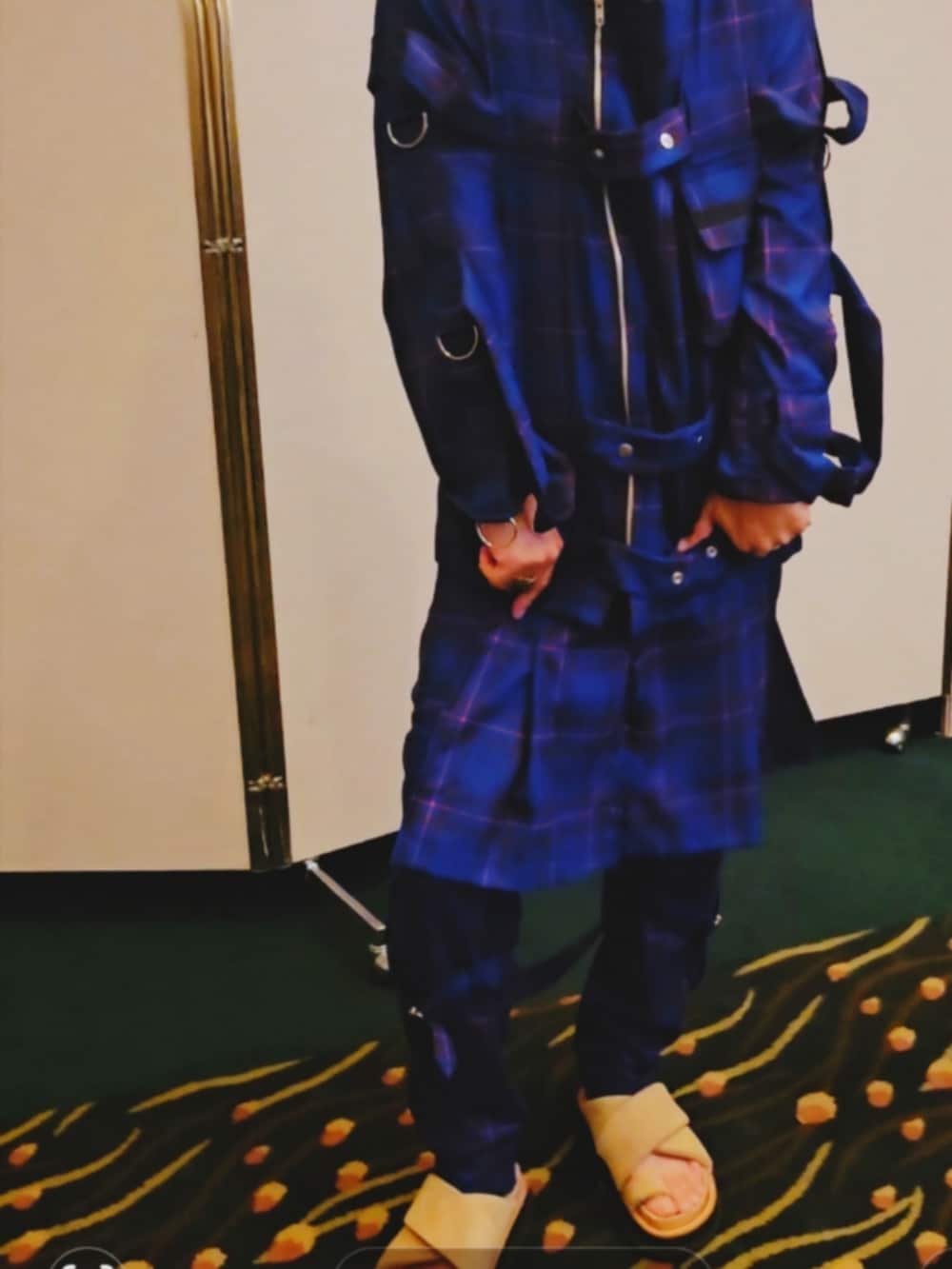 ブルー系のその他アウター、ベージュ系のサンダル、シルバー系のリングを着用したメンズの夏コーディネートの2枚目の写真