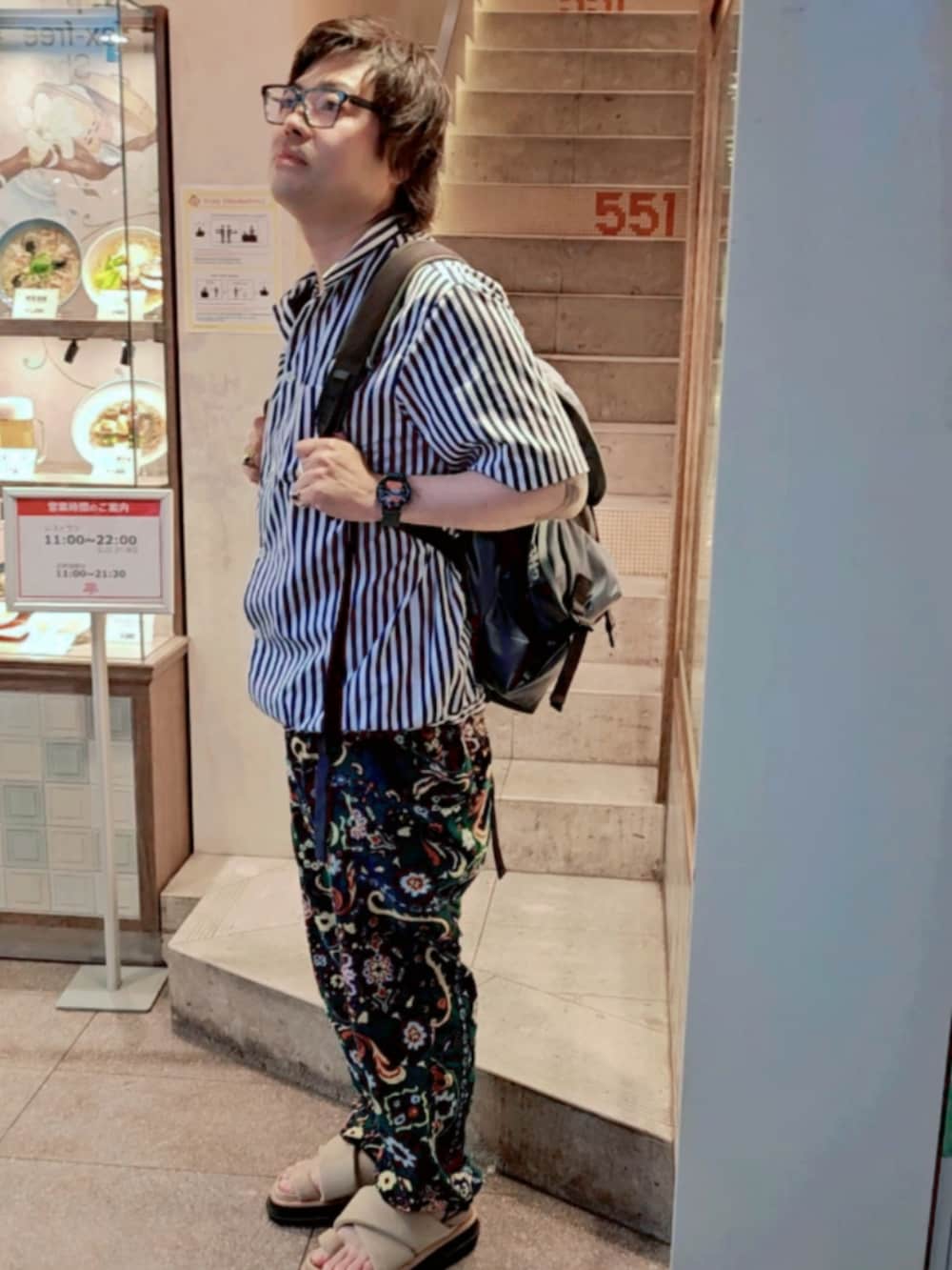 その他のデニムパンツ、ゴールド系のサンダルを着用したメンズの夏コーディネートの3枚目の写真