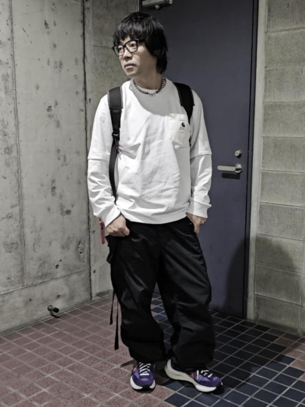 パープル系のスニーカー、ブラック系のカーゴパンツ、ホワイト系のTシャツ/カットソーを着用したメンズの秋コーディネートの2枚目の写真