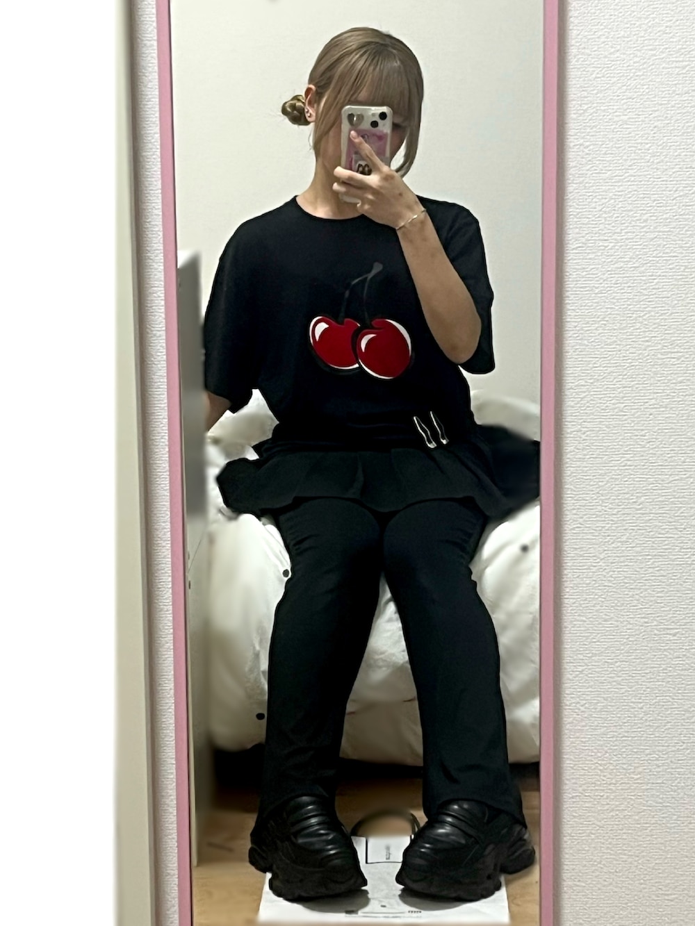 ブラック系のTシャツ/カットソー、ブラック系のスカート、ブラック系のその他パンツを着用したレディースの夏コーディネートの2枚目の写真