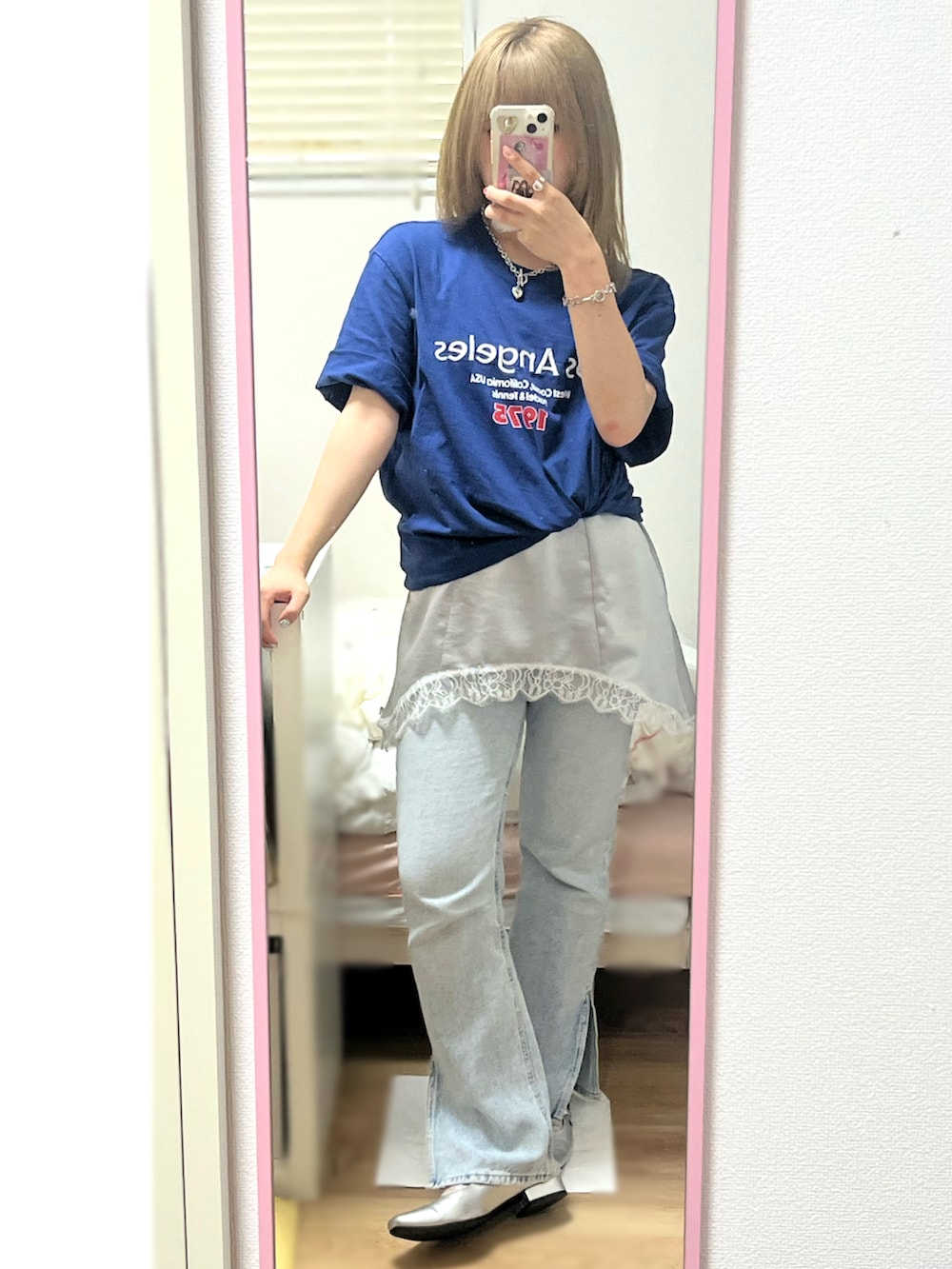 ブルー系のTシャツ/カットソー、シルバー系のワンピース、ブルー系のデニムパンツを着用したレディースの夏コーディネートの2枚目の写真