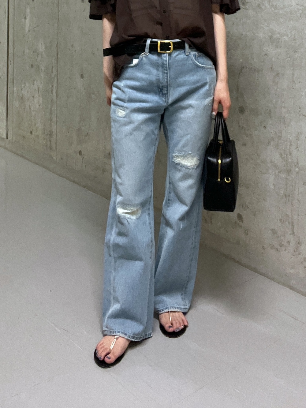 「デニム、きれいめカジュアル、夏コーデ、お出かけコーデ、夏服、フリル、フリルトップス、フレアデニム、骨格ウェーブ、高身長女子、ブラウン、ダメージデニムパンツ、パンツコーデ、ベルト、ネックレス」｜「RIVE DROITEの【MONN.:.(モン)】SHIHOコラボ型押しベルト（ベルト、ブラック系）」を使った、kotoneさん（レディース・166cm）の夏コーディネートの7枚目の写真