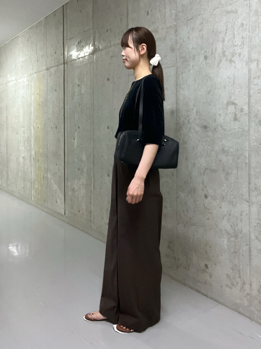 「シンプルコーデ、きれいめカジュアル、夏コーデ、お出かけコーデ、モノトーン、大人カジュアルコーデ、オトナ女子、ブラウン、ブラック、パンツコーデ、高身長女子、骨格ウェーブ、ベロア、ベロアトップス、ワイドパンツ」｜「RIVE DROITEの【コーデのポイントに】ワイドスクエアショルダーバッグ（ショルダーバッグ、ブラック系）」を使った、kotoneさん（レディース・166cm）の夏コーディネートの2枚目の写真