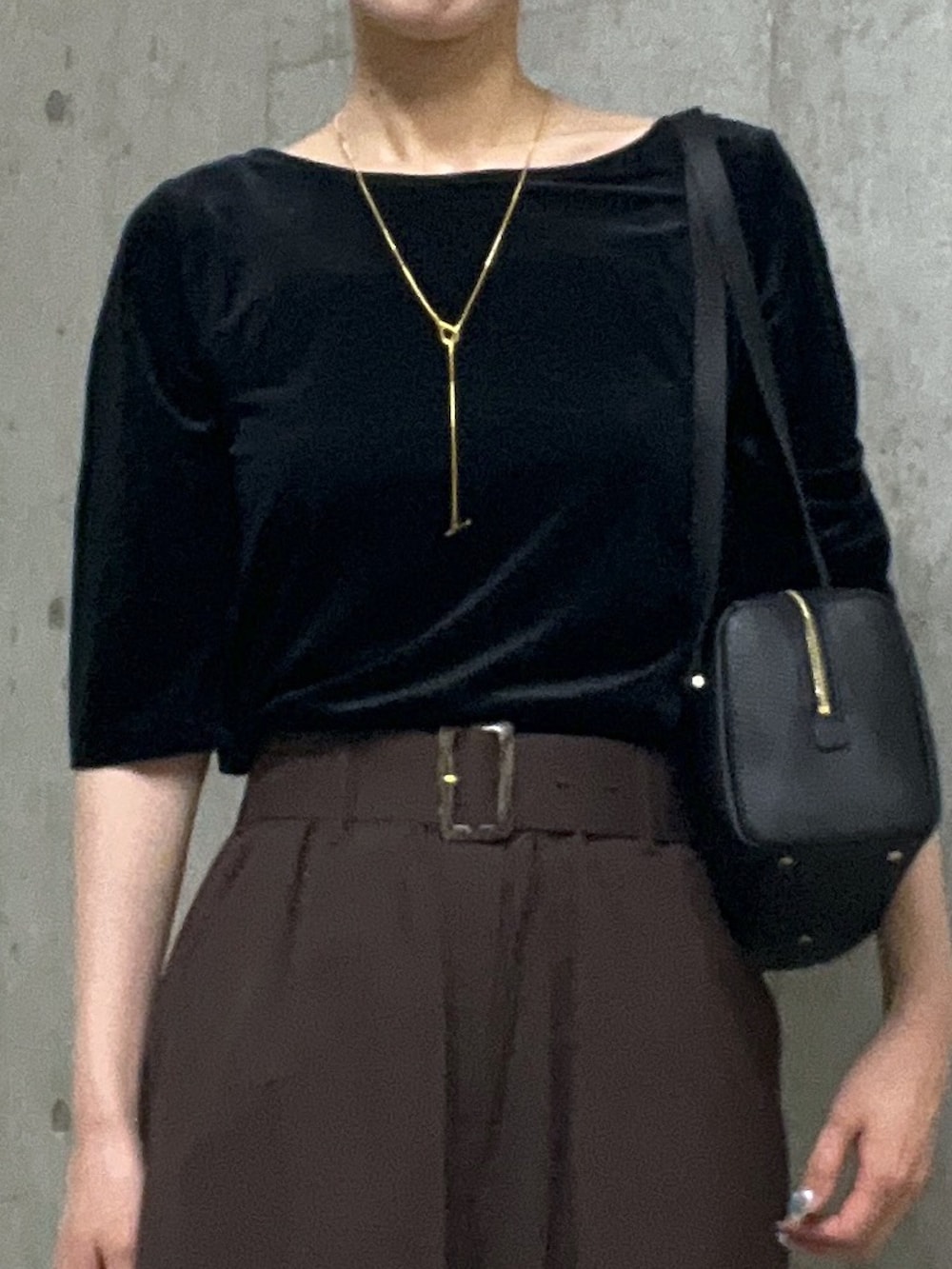 「シンプルコーデ、きれいめカジュアル、夏コーデ、お出かけコーデ、モノトーン、大人カジュアルコーデ、オトナ女子、ブラウン、ブラック、パンツコーデ、高身長女子、骨格ウェーブ、ベロア、ベロアトップス、ワイドパンツ」｜「RIVE DROITEの【コーデのポイントに】ワイドスクエアショルダーバッグ（ショルダーバッグ、ブラック系）」を使った、kotoneさん（レディース・166cm）の夏コーディネートの4枚目の写真