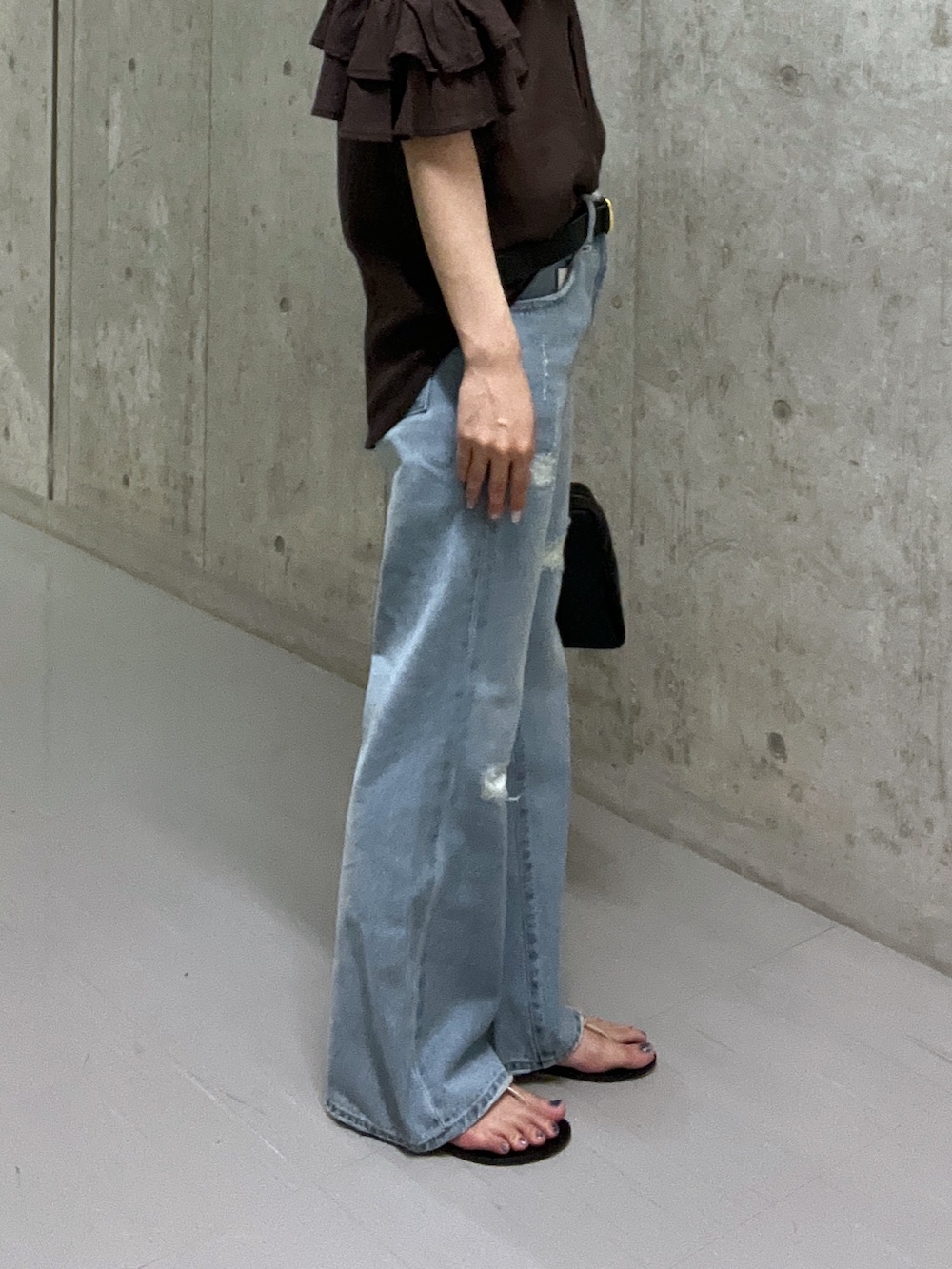 「デニム、きれいめカジュアル、夏コーデ、お出かけコーデ、夏服、フリル、フリルトップス、フレアデニム、骨格ウェーブ、高身長女子、ブラウン、ダメージデニムパンツ、パンツコーデ、ベルト、ネックレス」｜「RIVE DROITEの【MONN.:.(モン)】SHIHOコラボ型押しベルト（ベルト、ブラック系）」を使った、kotoneさん（レディース・166cm）の夏コーディネートの8枚目の写真