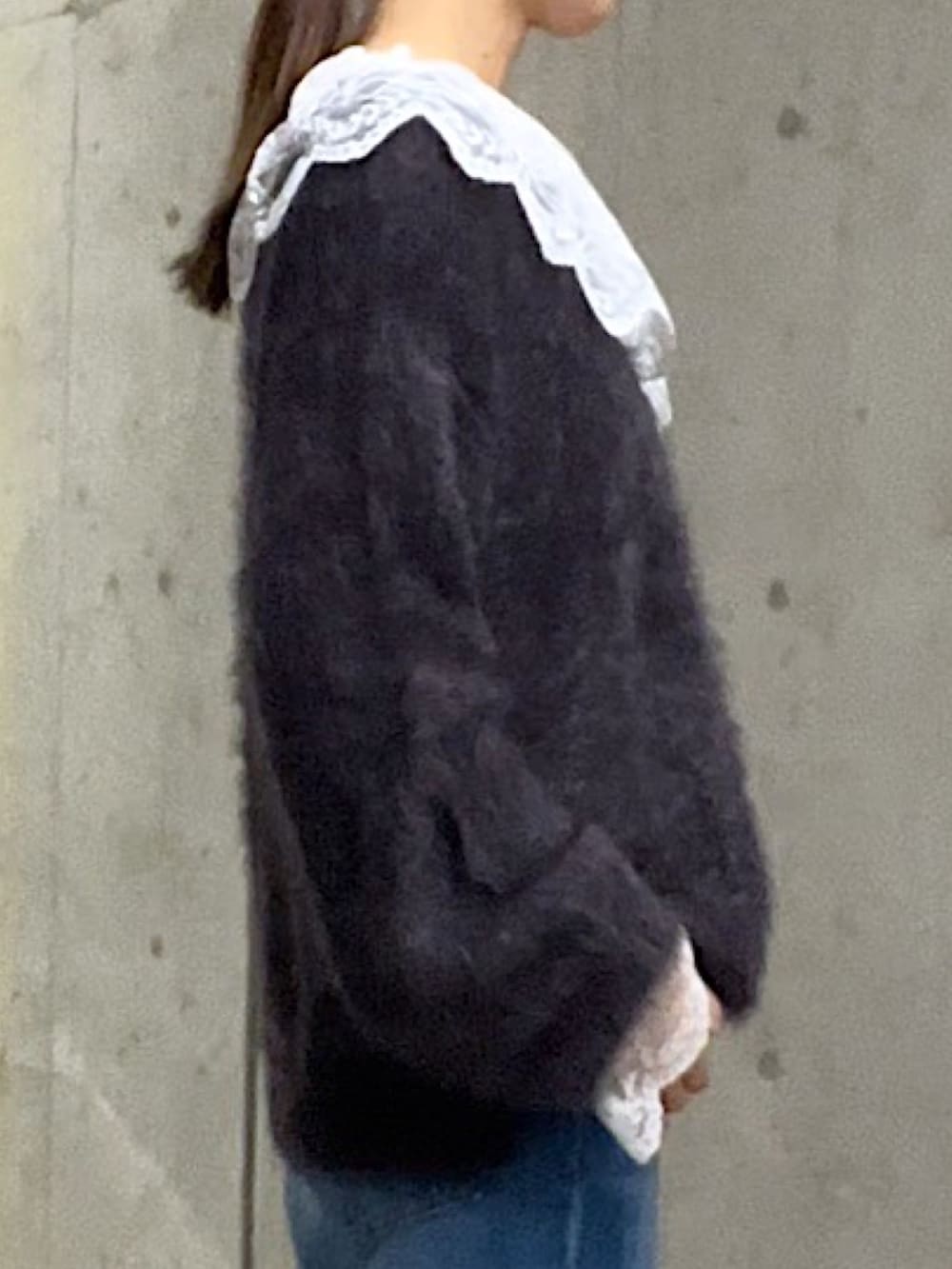 グレー系のニット/セーター、ホワイト系のシャツ/ブラウス、ブルー系のデニムパンツを着用したレディースの秋コーディネートの5枚目の写真