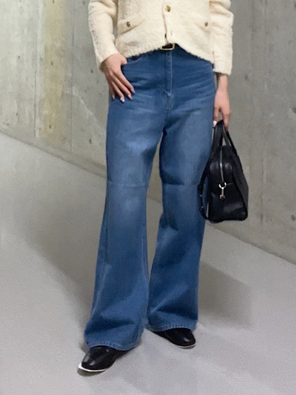 ホワイト系のカーディガン/ボレロ、ブルー系のデニムパンツ、ブラック系のローファーを着用したレディースの秋コーディネートの7枚目の写真