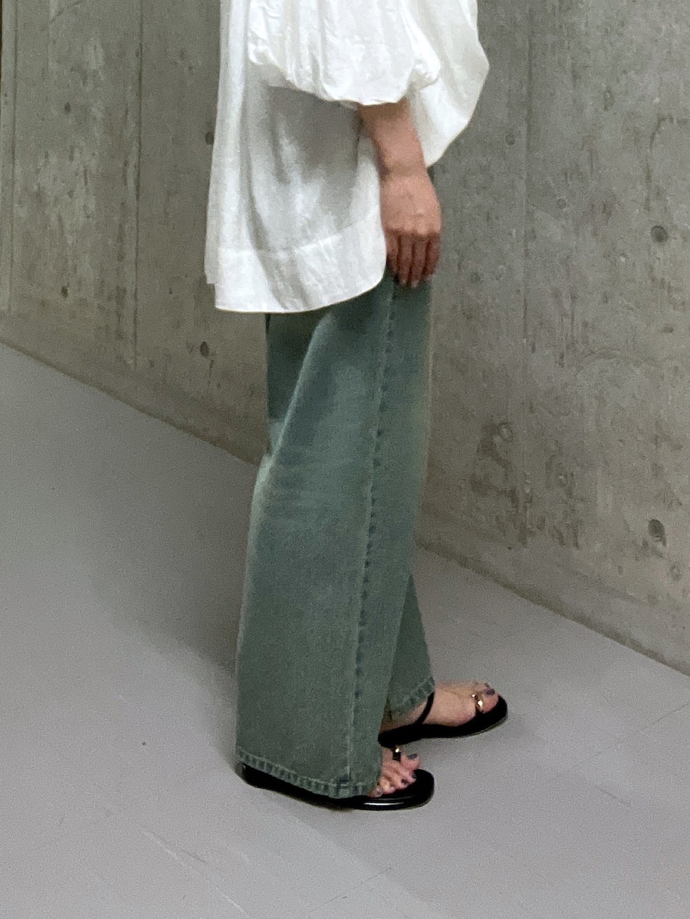 「お出かけコーデ、休日スタイル、デニム、きれいめカジュアル、夏コーデ、夏服コーデ、夏スタイル、オトナカジュアル、デニムコーデ、ブラウス、骨格ウェーブ、パンツコーデ、白、白ブラウス、高身長コーデ」|「RIVE DROITEのMONN.:.(モン)/LOOSE DENIM(デニムパンツ、ブルー系)」を使った、kotoneさん(レディース・166cm)の夏コーディネートの8枚目の写真