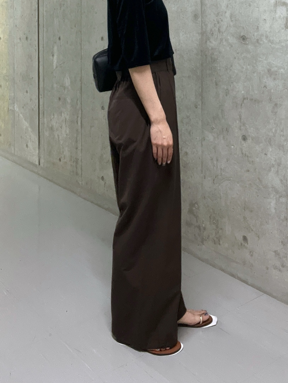 「シンプルコーデ、きれいめカジュアル、夏コーデ、お出かけコーデ、モノトーン、大人カジュアルコーデ、オトナ女子、ブラウン、ブラック、パンツコーデ、高身長女子、骨格ウェーブ、ベロア、ベロアトップス、ワイドパンツ」｜「RIVE DROITEの【コーデのポイントに】ワイドスクエアショルダーバッグ（ショルダーバッグ、ブラック系）」を使った、kotoneさん（レディース・166cm）の夏コーディネートの8枚目の写真