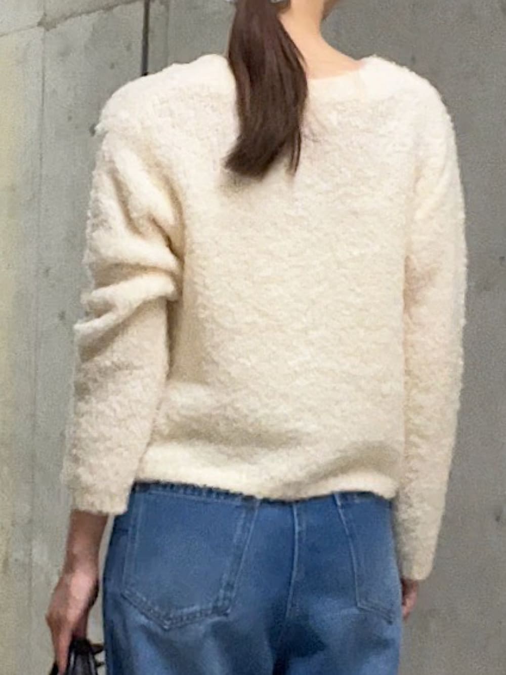 ホワイト系のカーディガン/ボレロ、ブルー系のデニムパンツ、ブラック系のローファーを着用したレディースの秋コーディネートの6枚目の写真