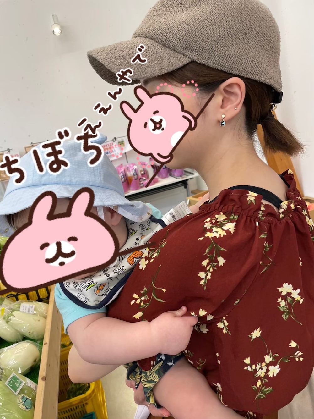 レッド系のTシャツ/カットソー、ブラウン系のその他パンツ、ホワイト系のスニーカーを着用したレディースの冬コーディネートの2枚目の写真